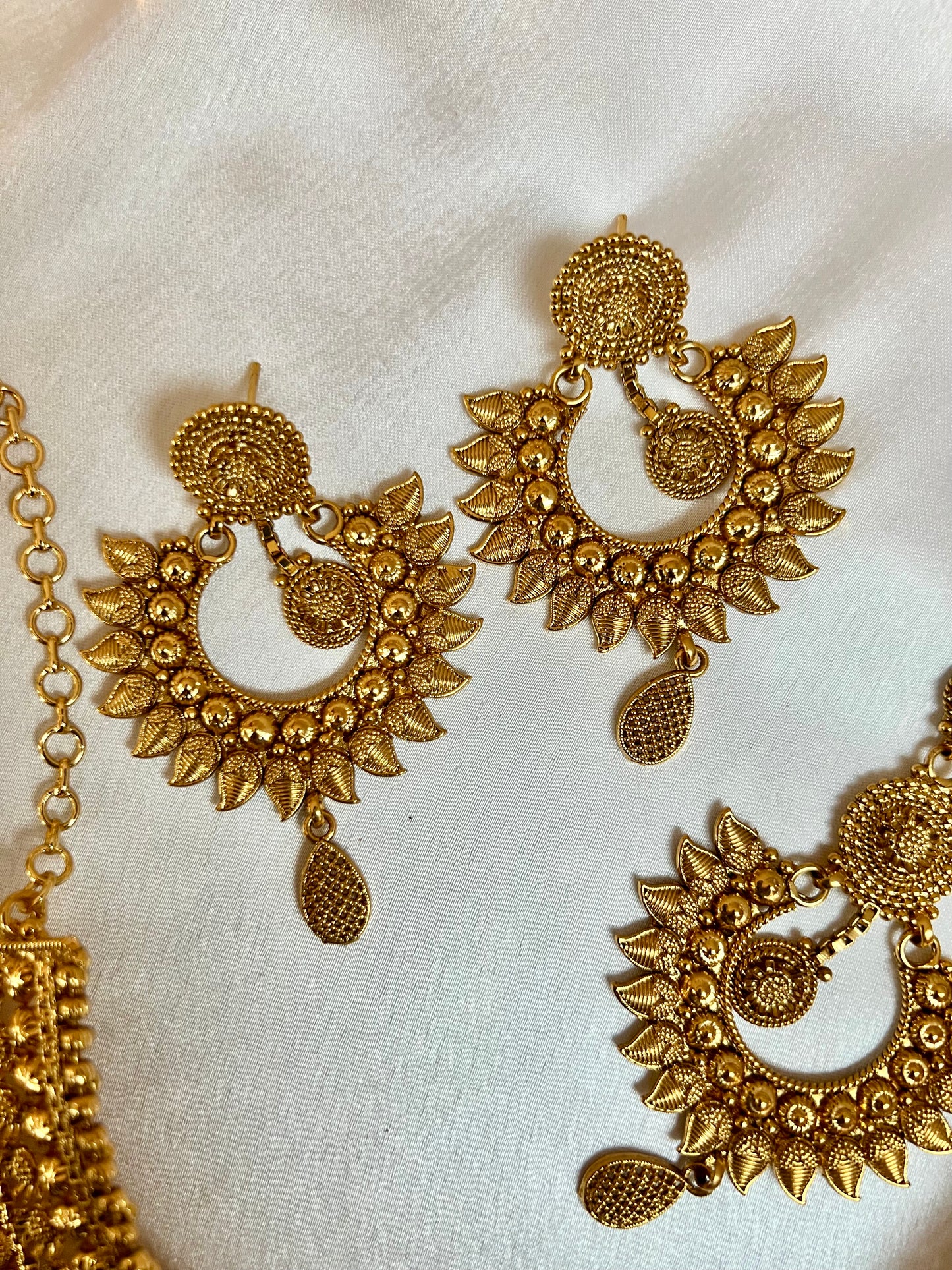 VAISHI - Bridal high neck gold plated necklace with earrings and tikka N3180