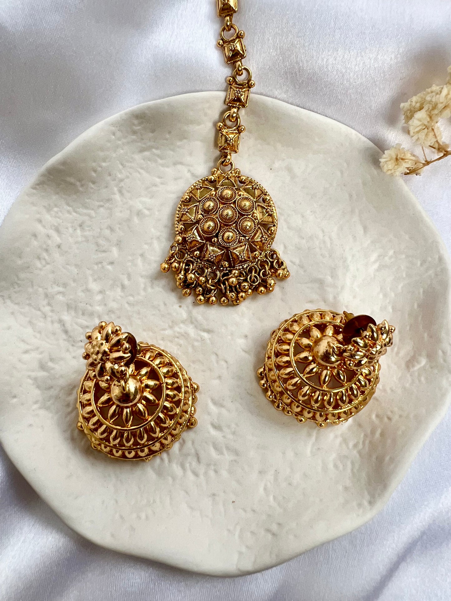Traditional simple gold earrings with tikka set ET3009