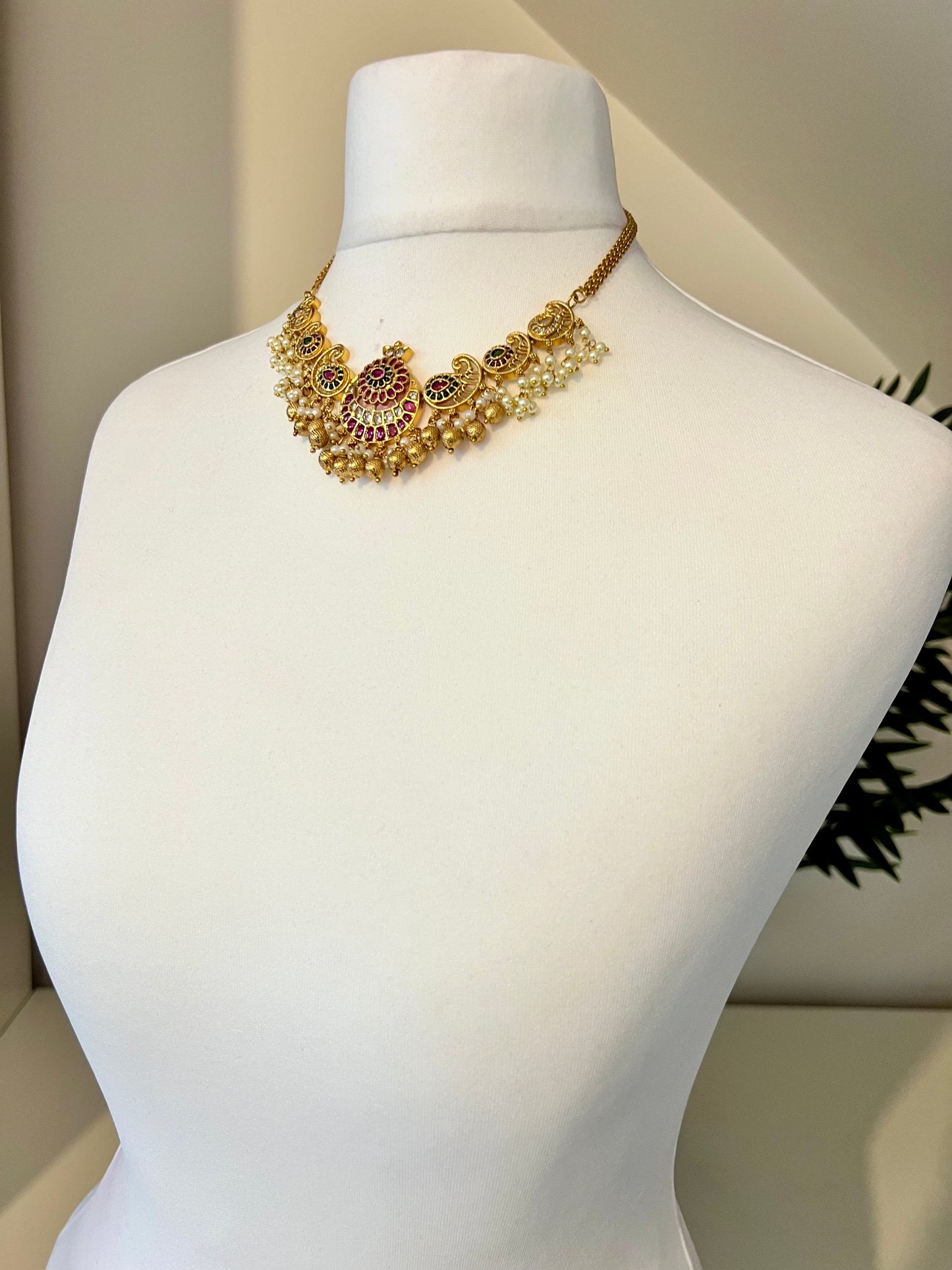 SANGEETHA - Short necklace in ruby and green stones and white pearls, jhumkas included N3184