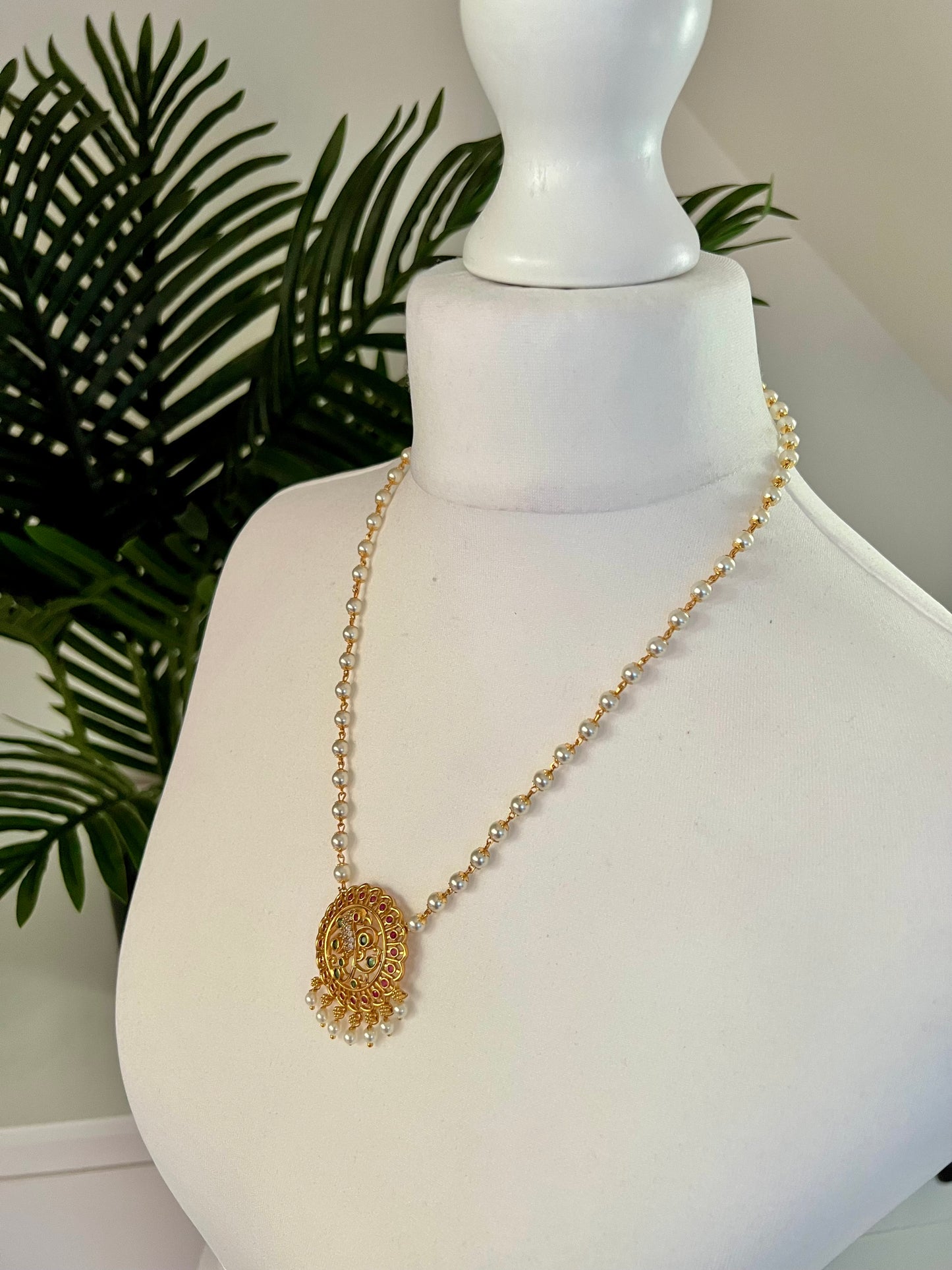 NIVI - Short pearl necklace with a round pendant and matching stud earrings N3018