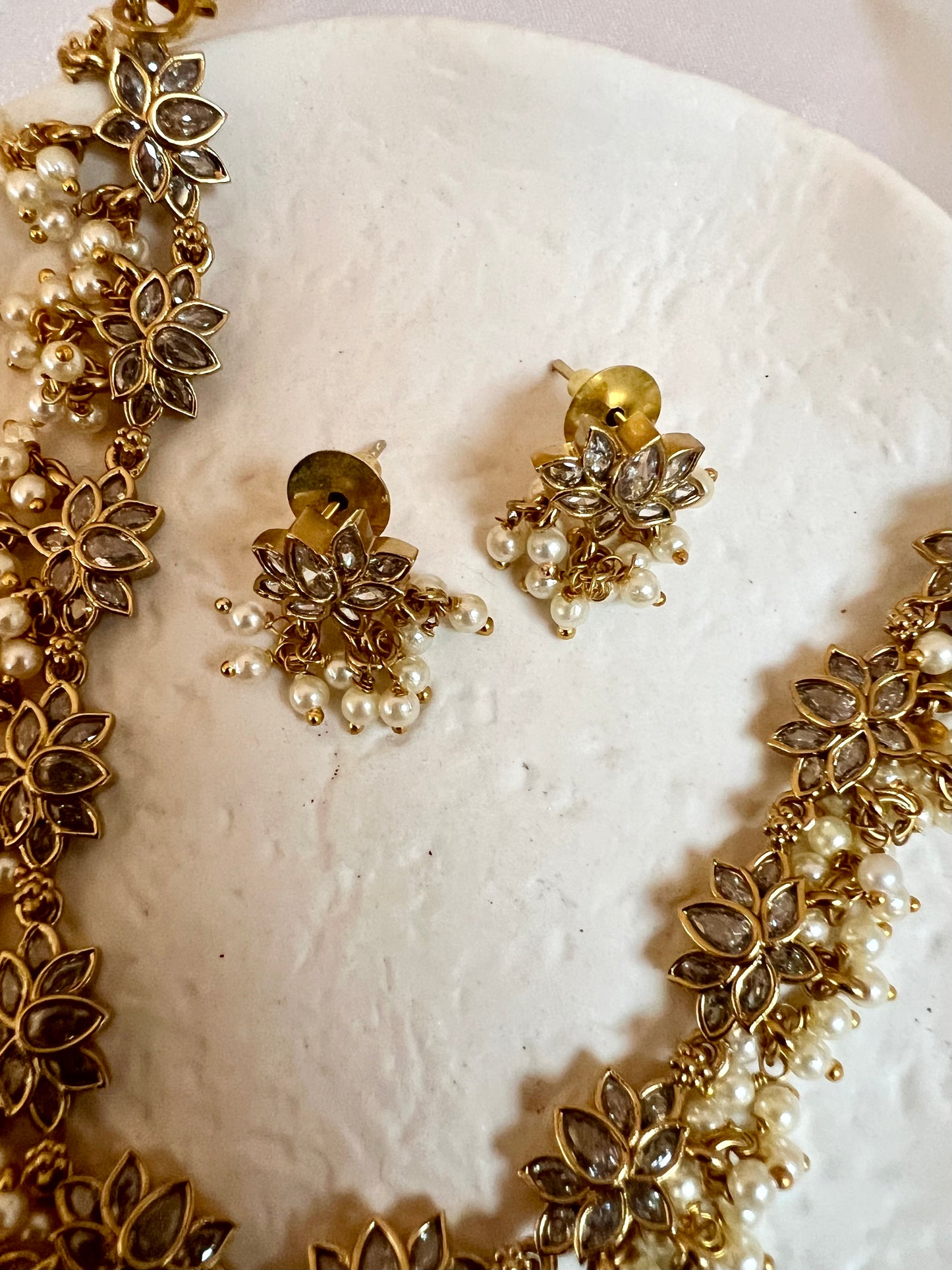 AYEESHA - Short  golden chain lotus flower necklace with clear stones, pearls and earrings N3244