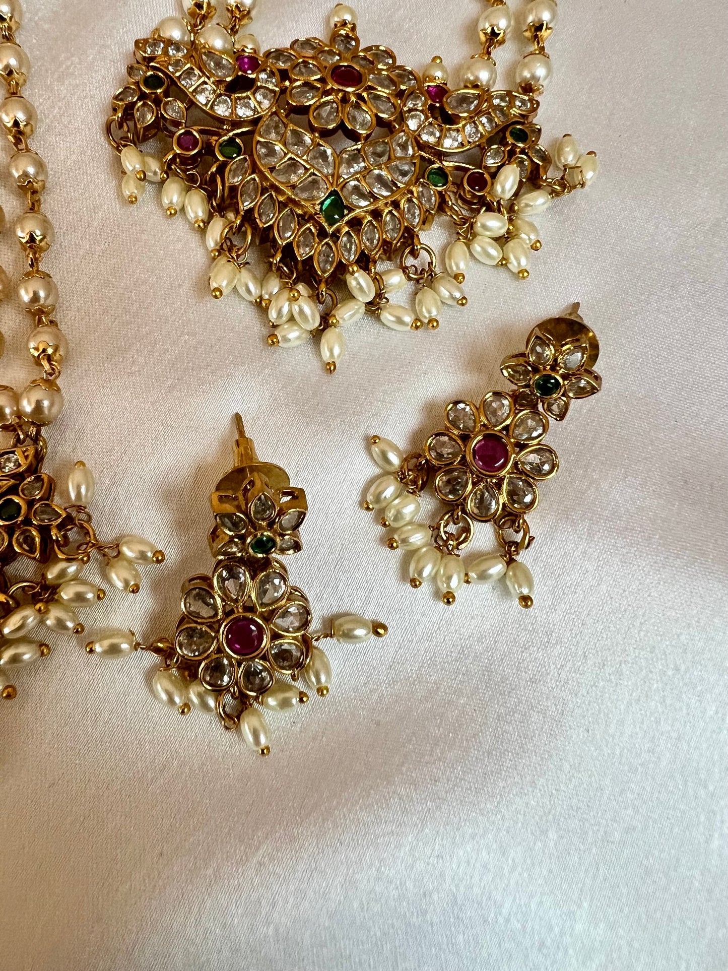 BIRUNTHA - Long and short pearl necklace in rubygreen with matching earrings N3176