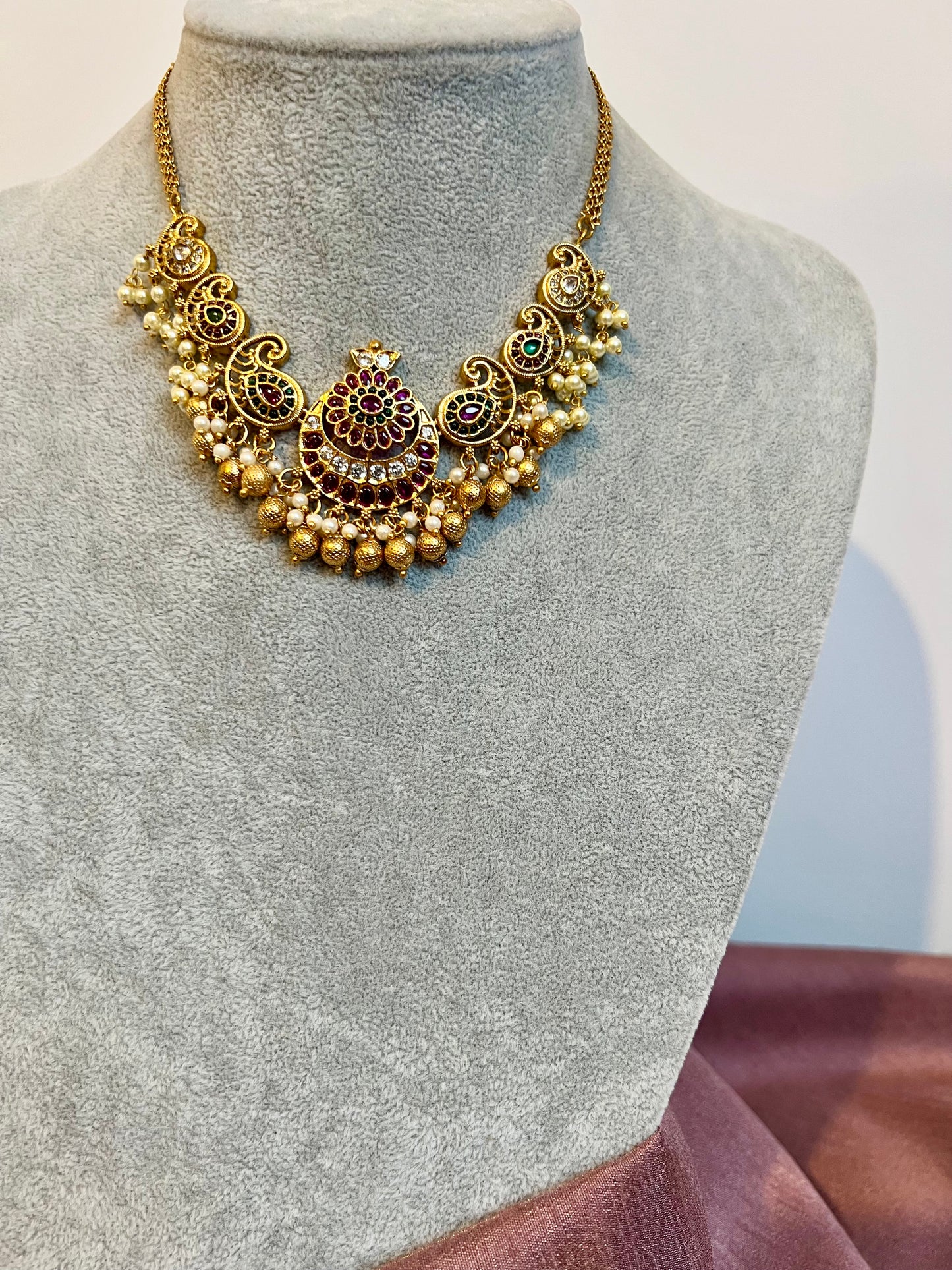 SANGEETHA - Short necklace in ruby and green stones and white pearls, jhumkas included N3184