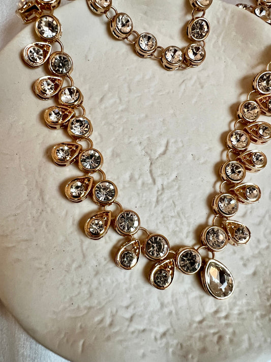 HASILI - Simple lightweight golden large white stoned necklace N3243