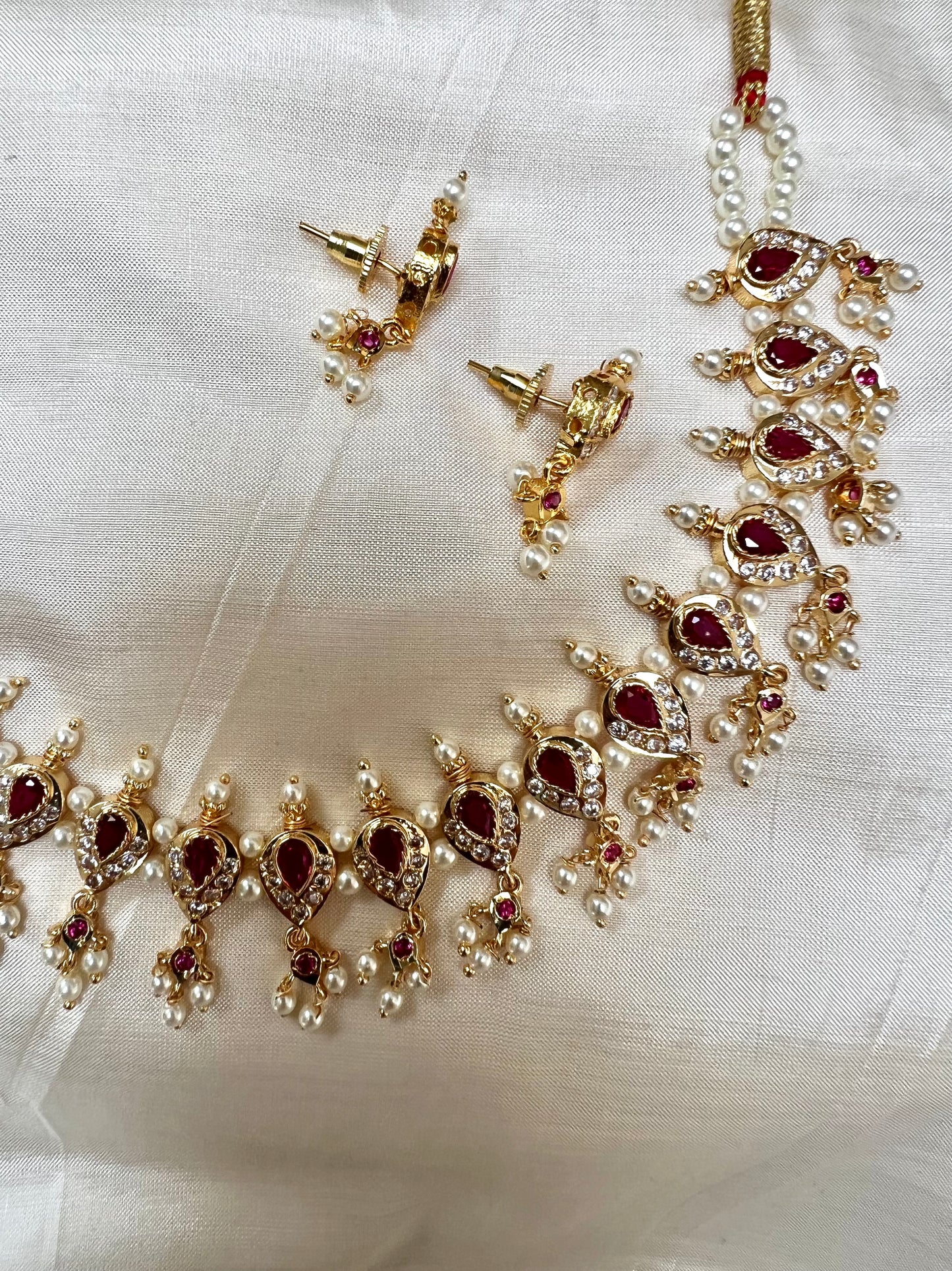 VASANTHA - Impon pearl short necklace in ruby and white N3308
