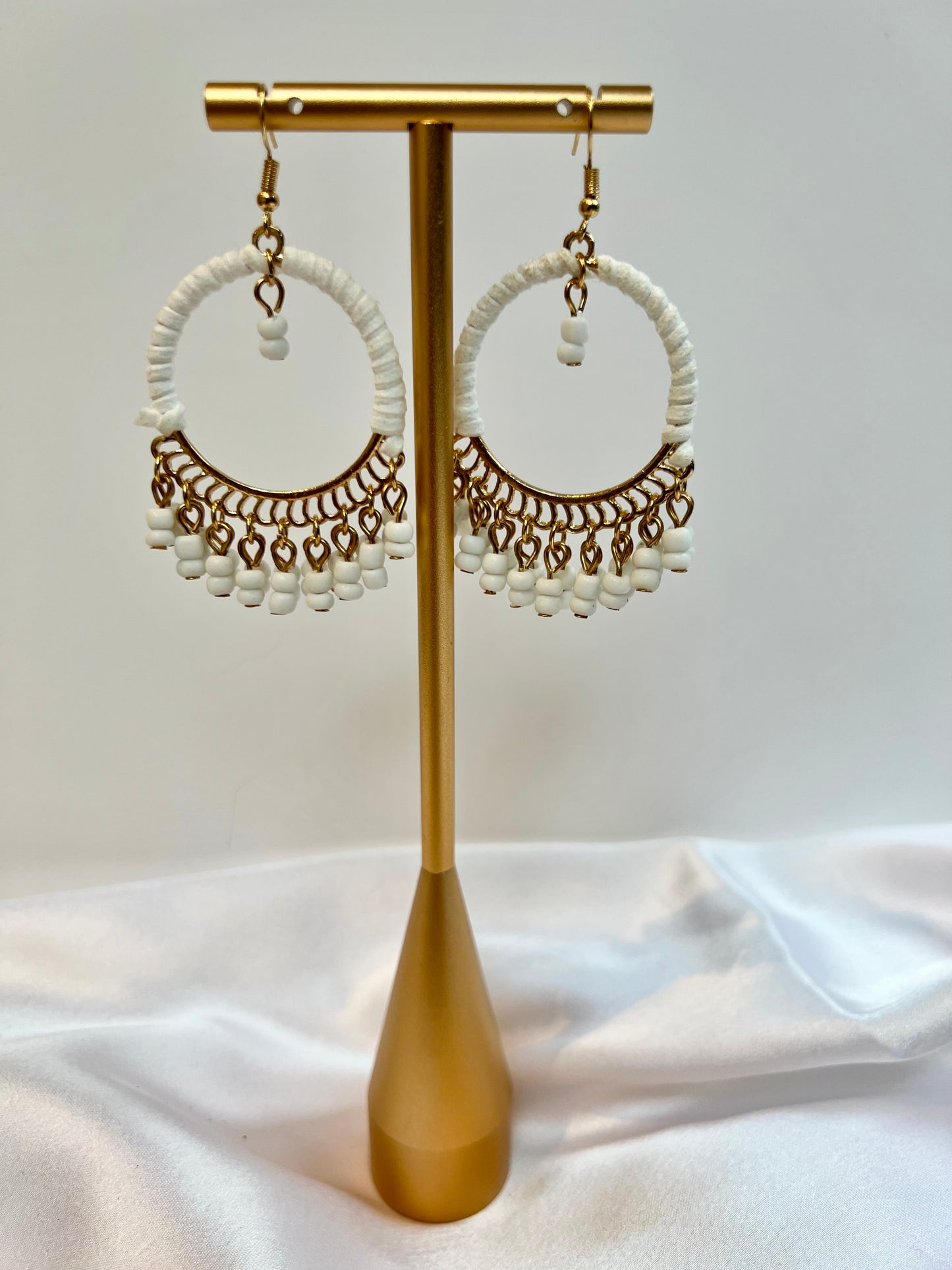 Golden hoop earrings with white beads E3049