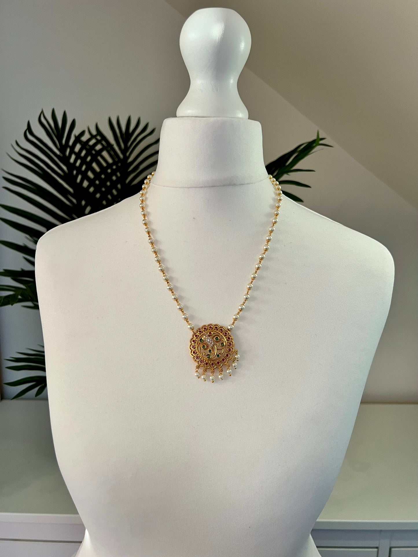 NIVI - Short pearl necklace with a round pendant and matching stud earrings N3018