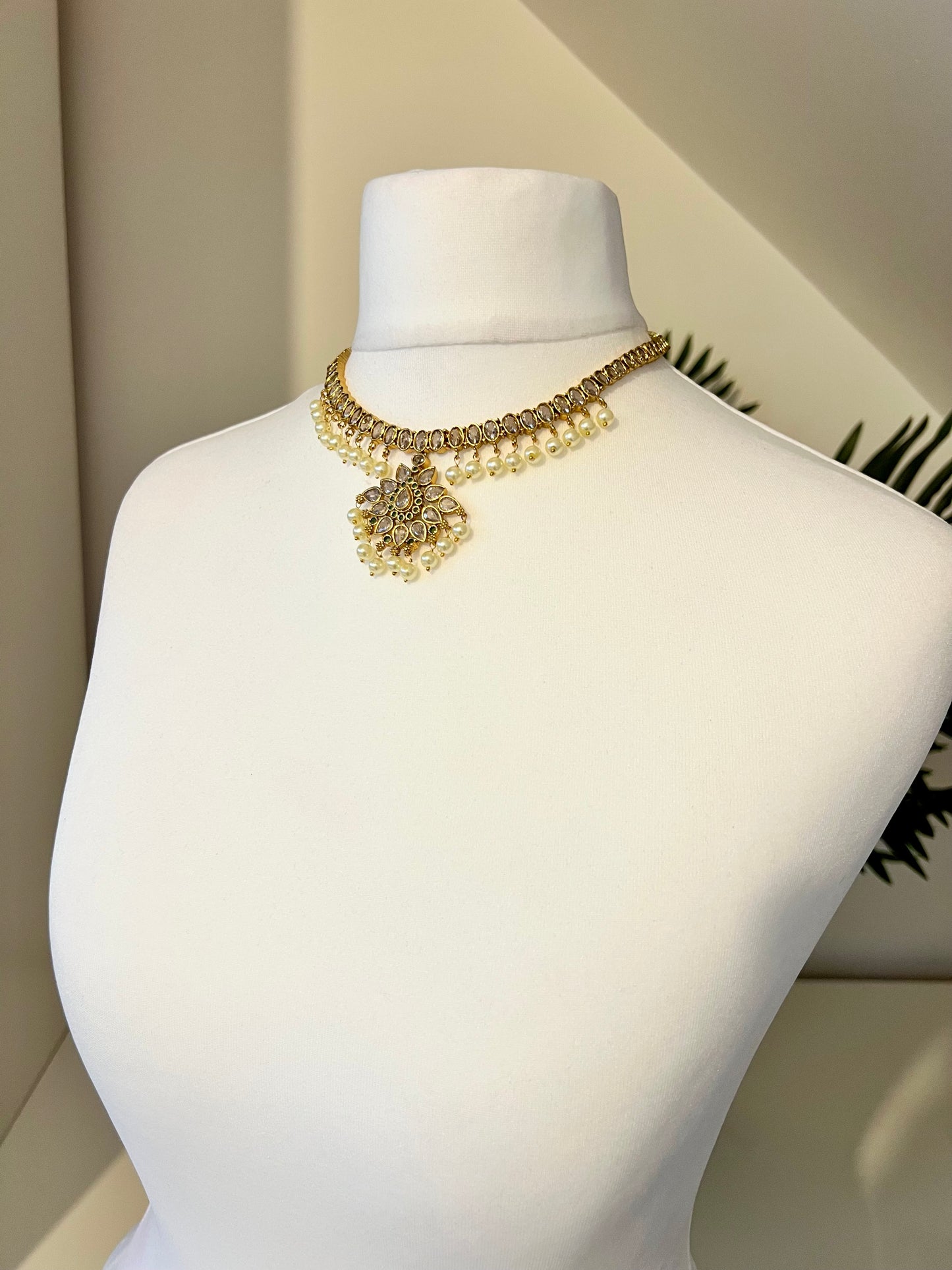 JASVIENNA - Short golden pearl necklace with clear and green stones and flat earrings N3245