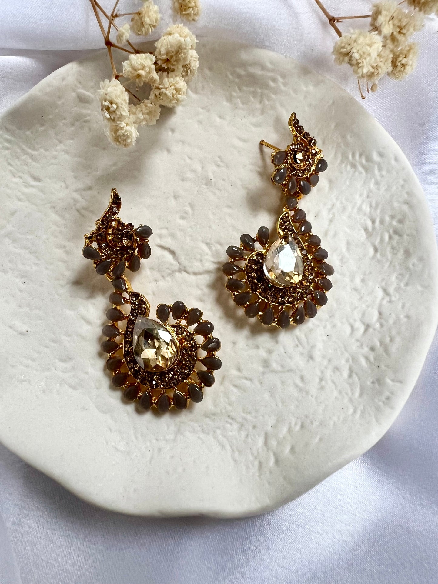 Golden flat earrings with sparkly golden stones E3054