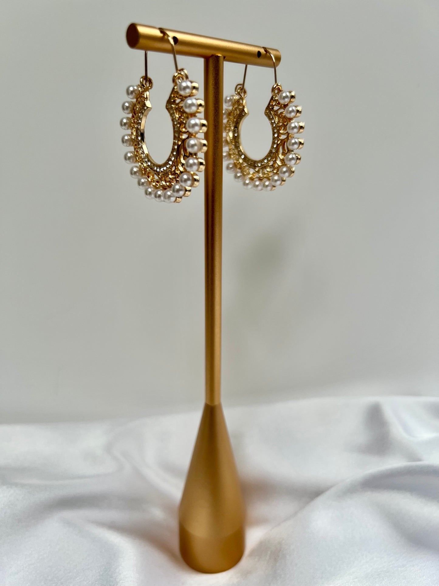 Round golden earrings with pearls E3055