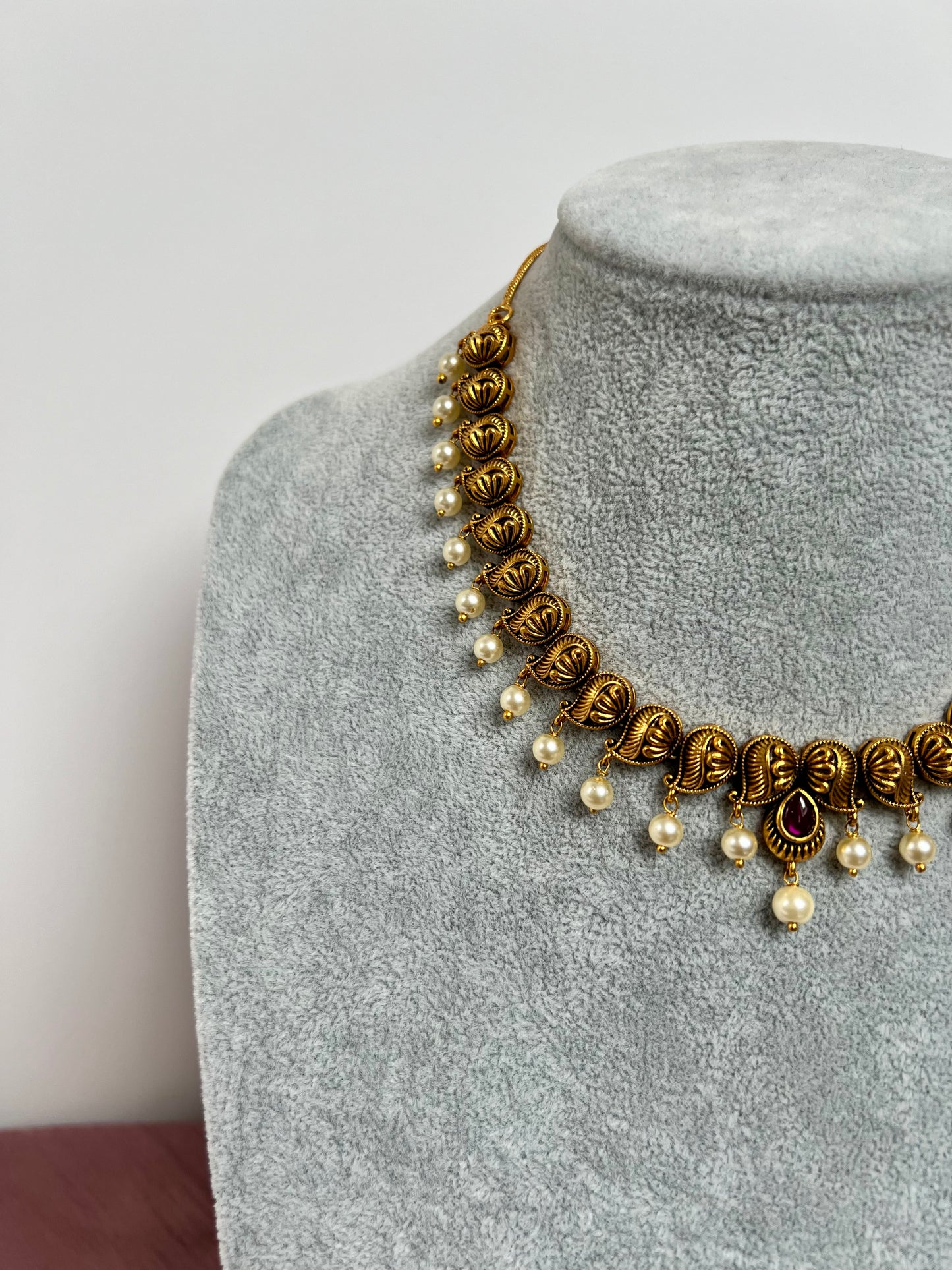 SABI - Antique moti mango shell ruby gold plated short necklace with small earrings N3044