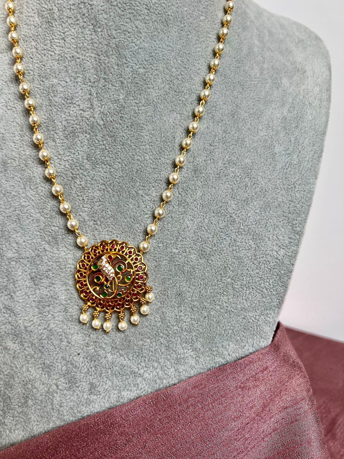 NIVI - Short pearl necklace with a round pendant and matching stud earrings N3018