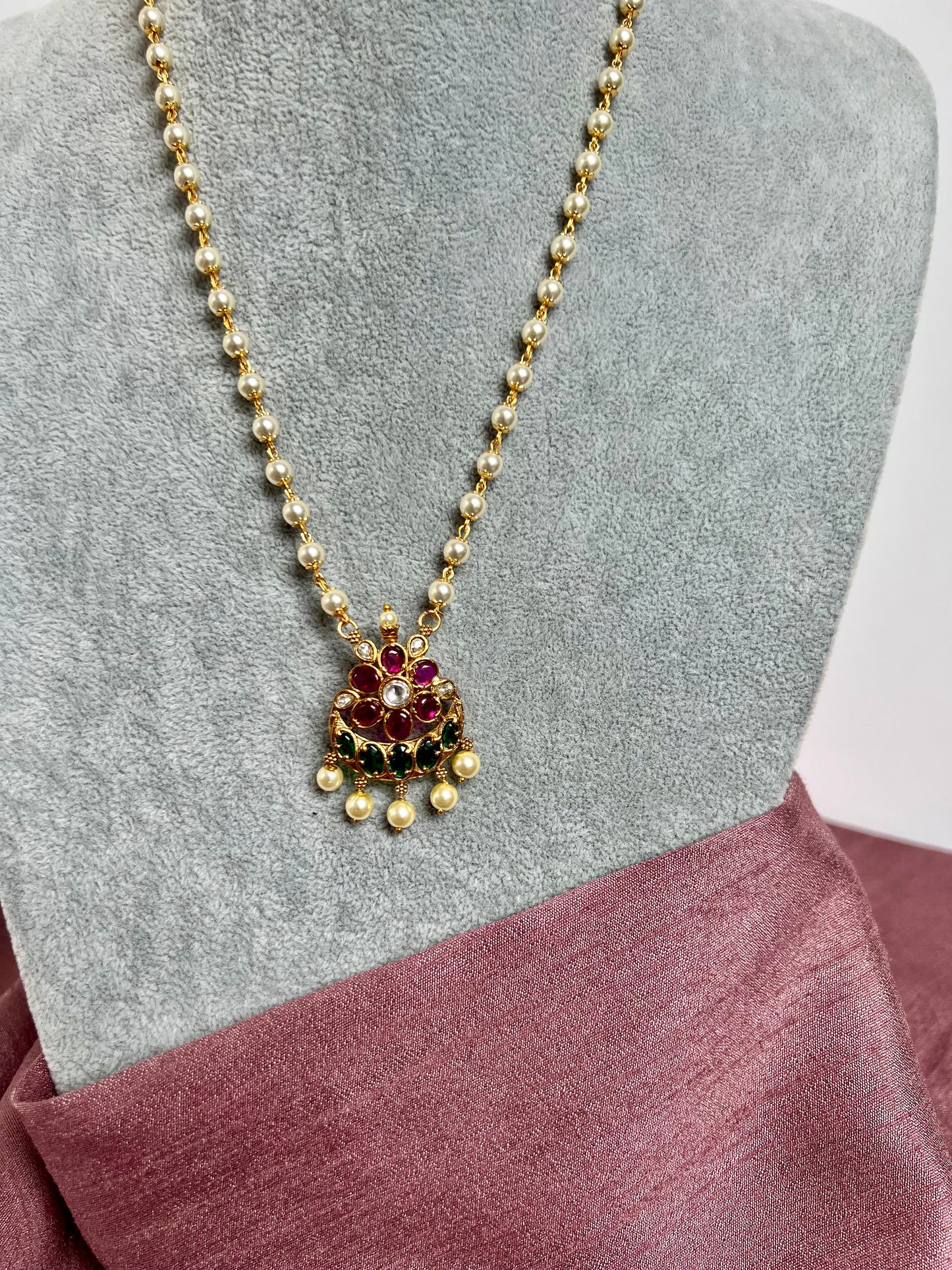 ALIYA - Simple short necklace set in rubygreen with matching earrings N3013