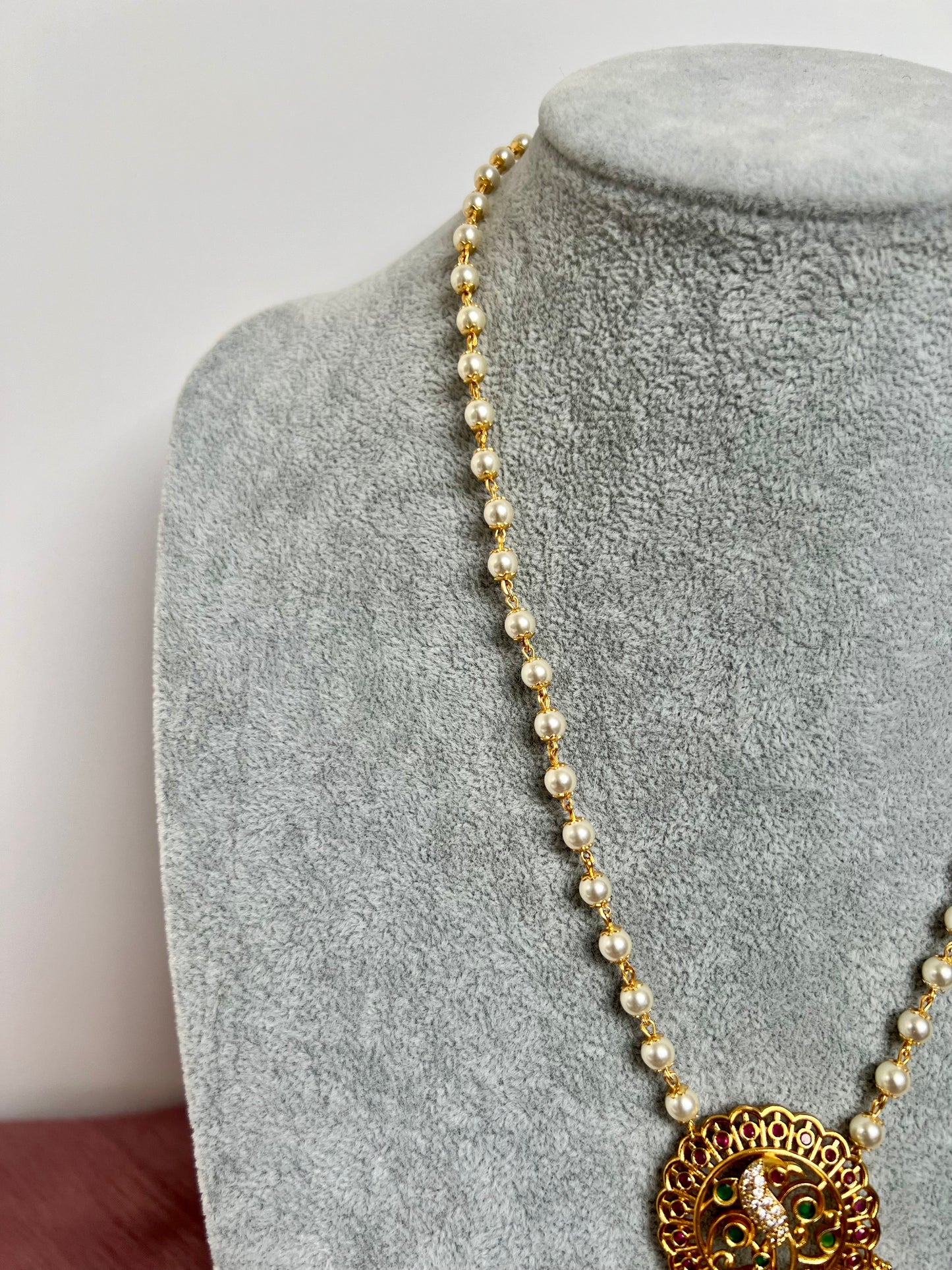 NIVI - Short pearl necklace with a round pendant and matching stud earrings N3018