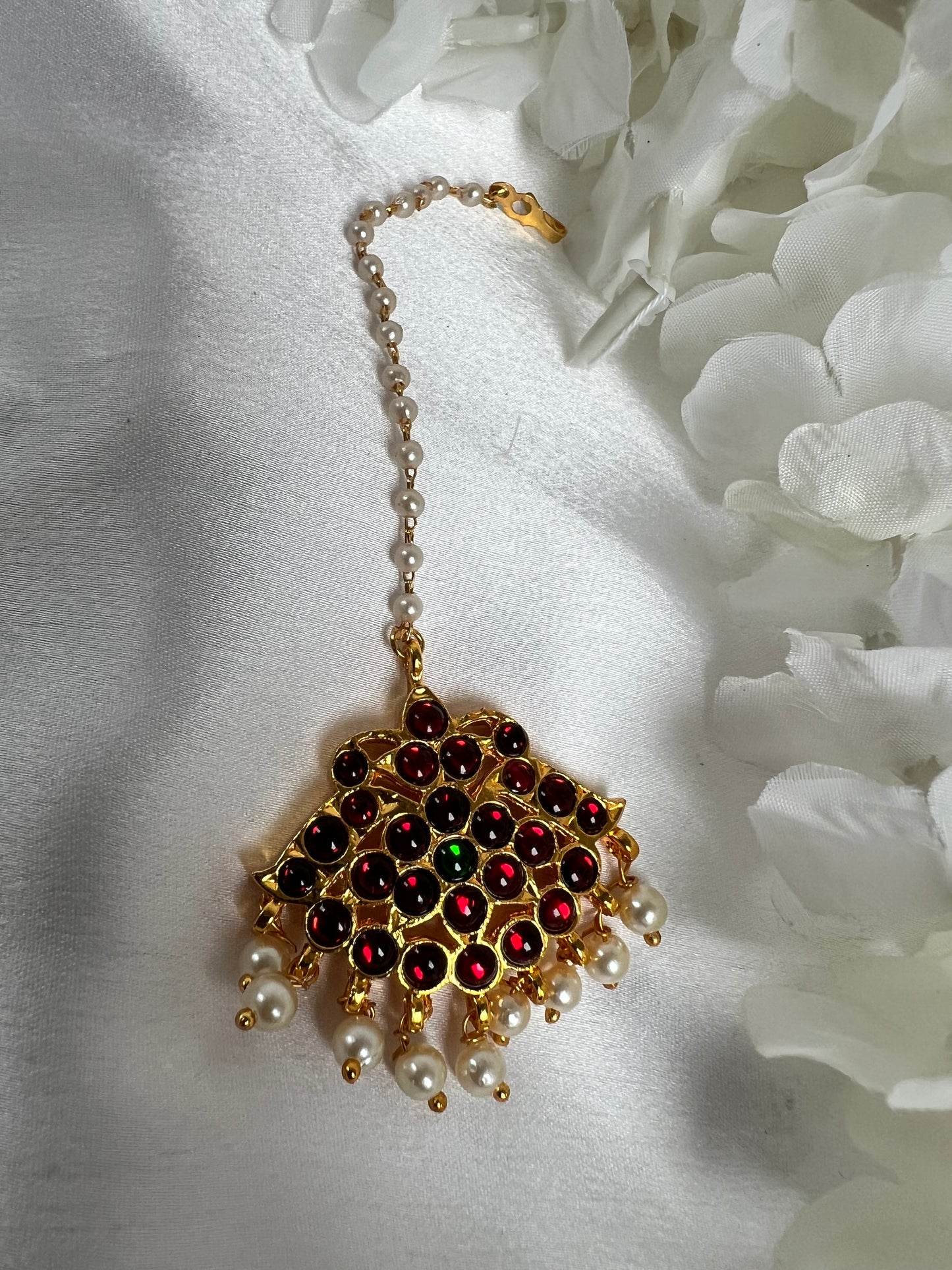 Kemp stoned tikaa with a pearl chain T3022