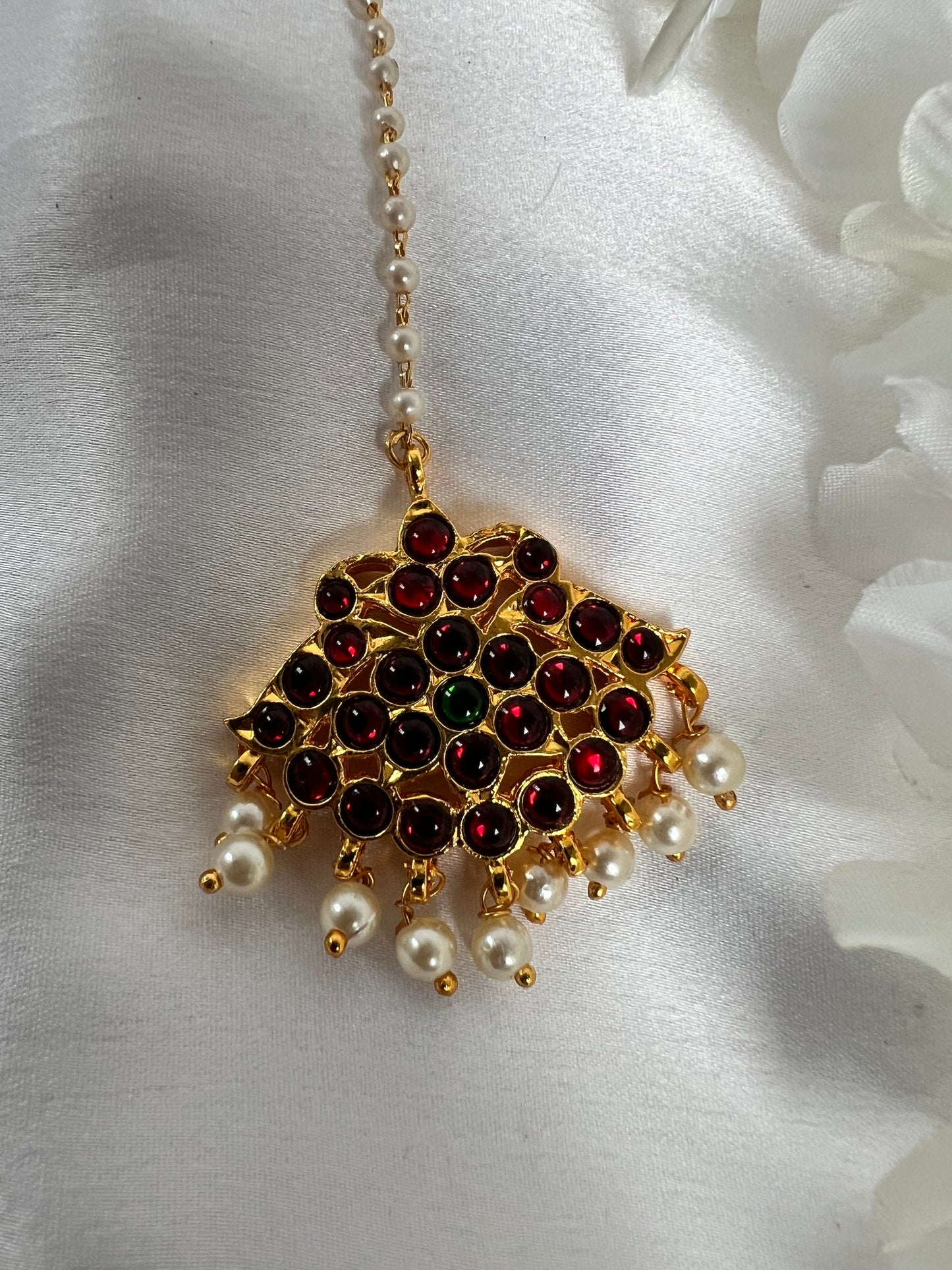 Kemp stoned tikaa with a pearl chain T3022