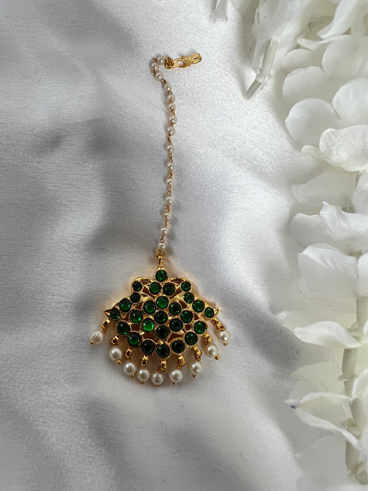 Kemp stoned tikaa with a pearl chain T3022