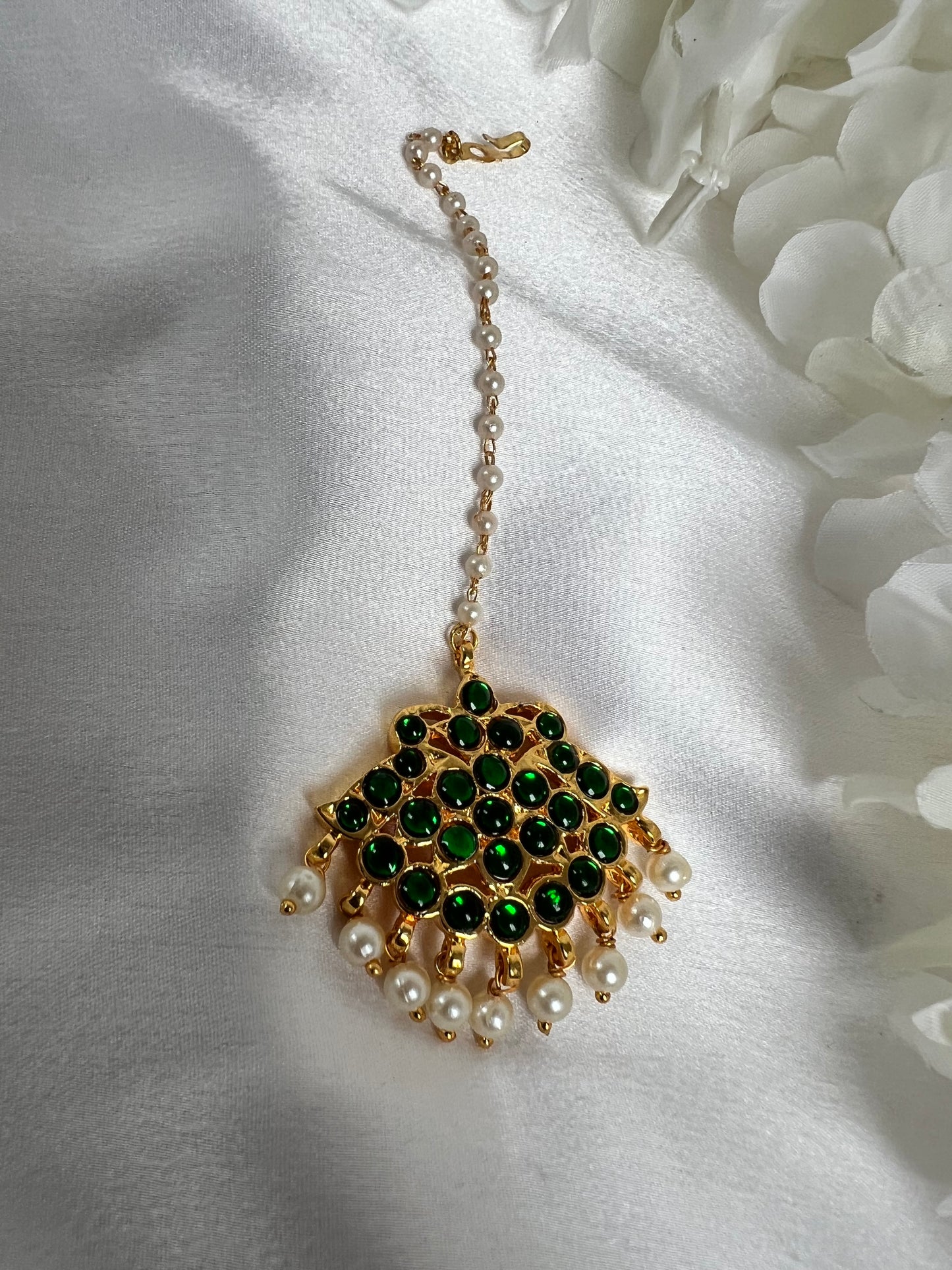 Kemp stoned tikaa with a pearl chain T3022