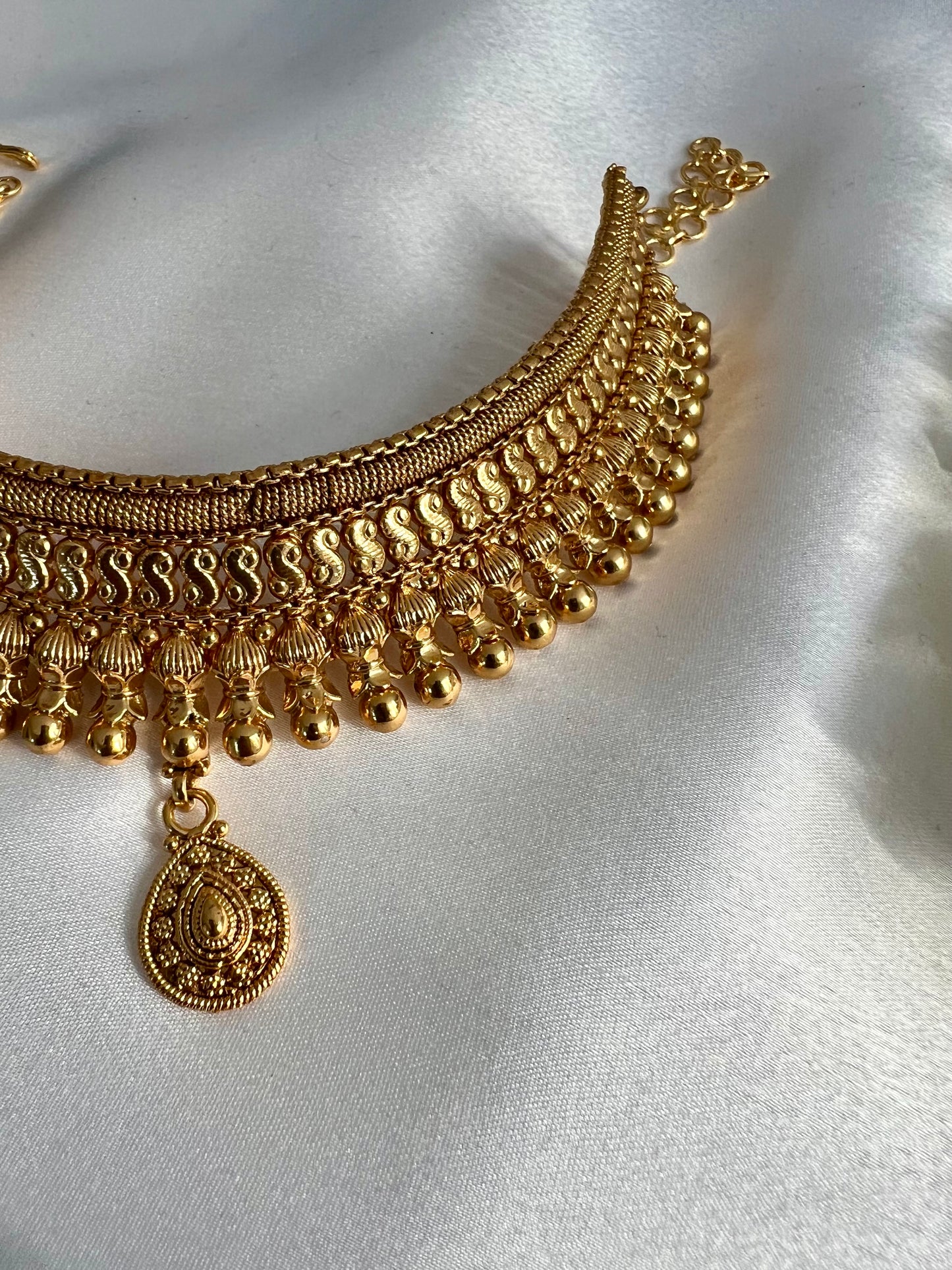 NILANI - Bridal golden choker necklace with teardrop at the centre   N3062