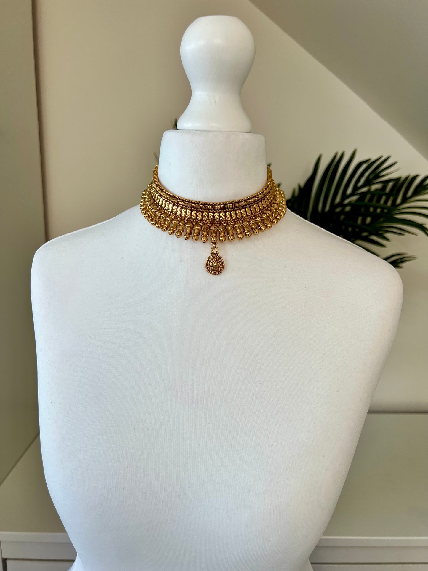 NILANI - Bridal golden choker necklace with teardrop at the centre   N3062