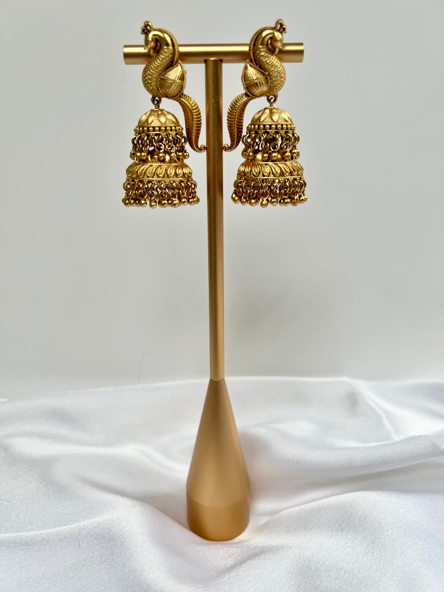 Antique peacock earring with matte gold plating E3016