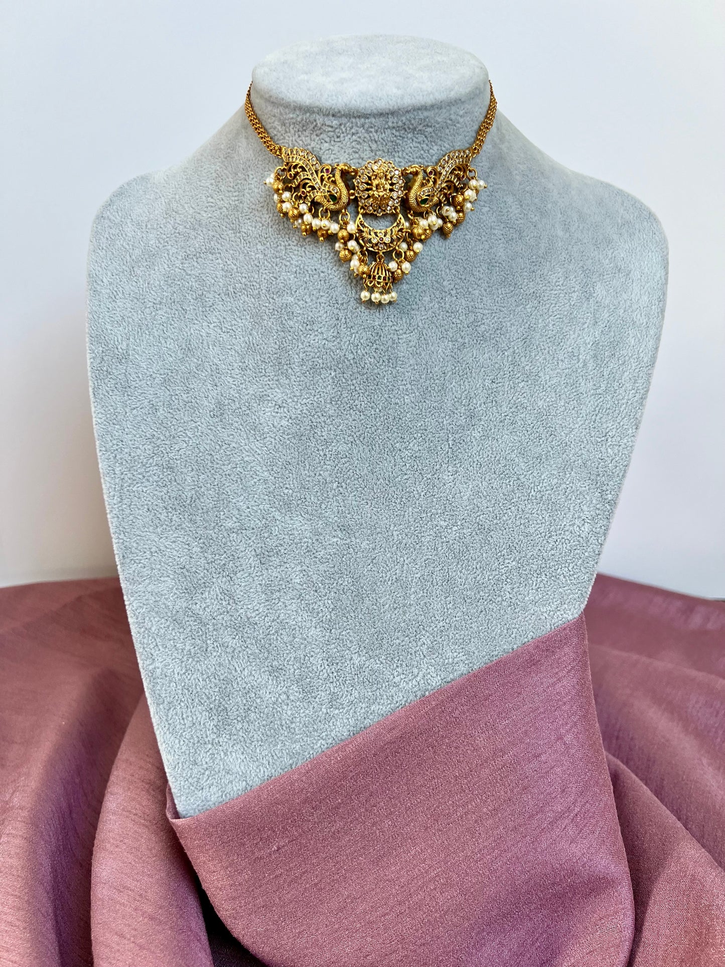 ARIA - Small traditional temple golden choker necklace with pearls and matching earrings N3114