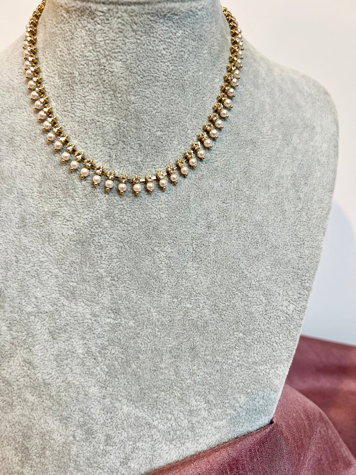 KANMANI - Simple short golden necklace with pearls N3210