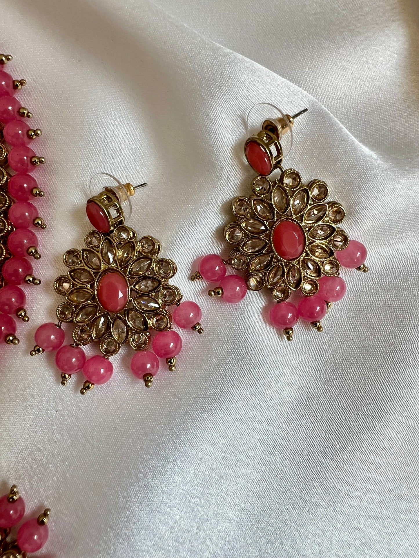 RAKSHITHA - Pink short mehndi plated necklace with matching earrings