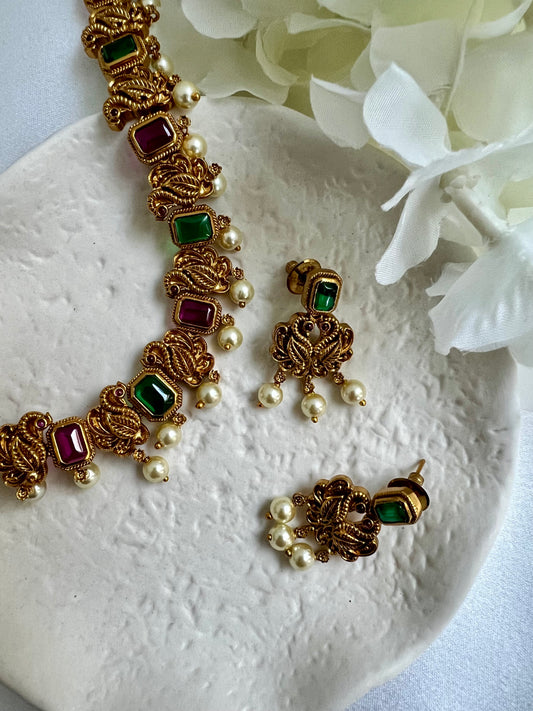 VANI - Antique long peacock necklace gold plated matte rubygreen with matching earrings N3024