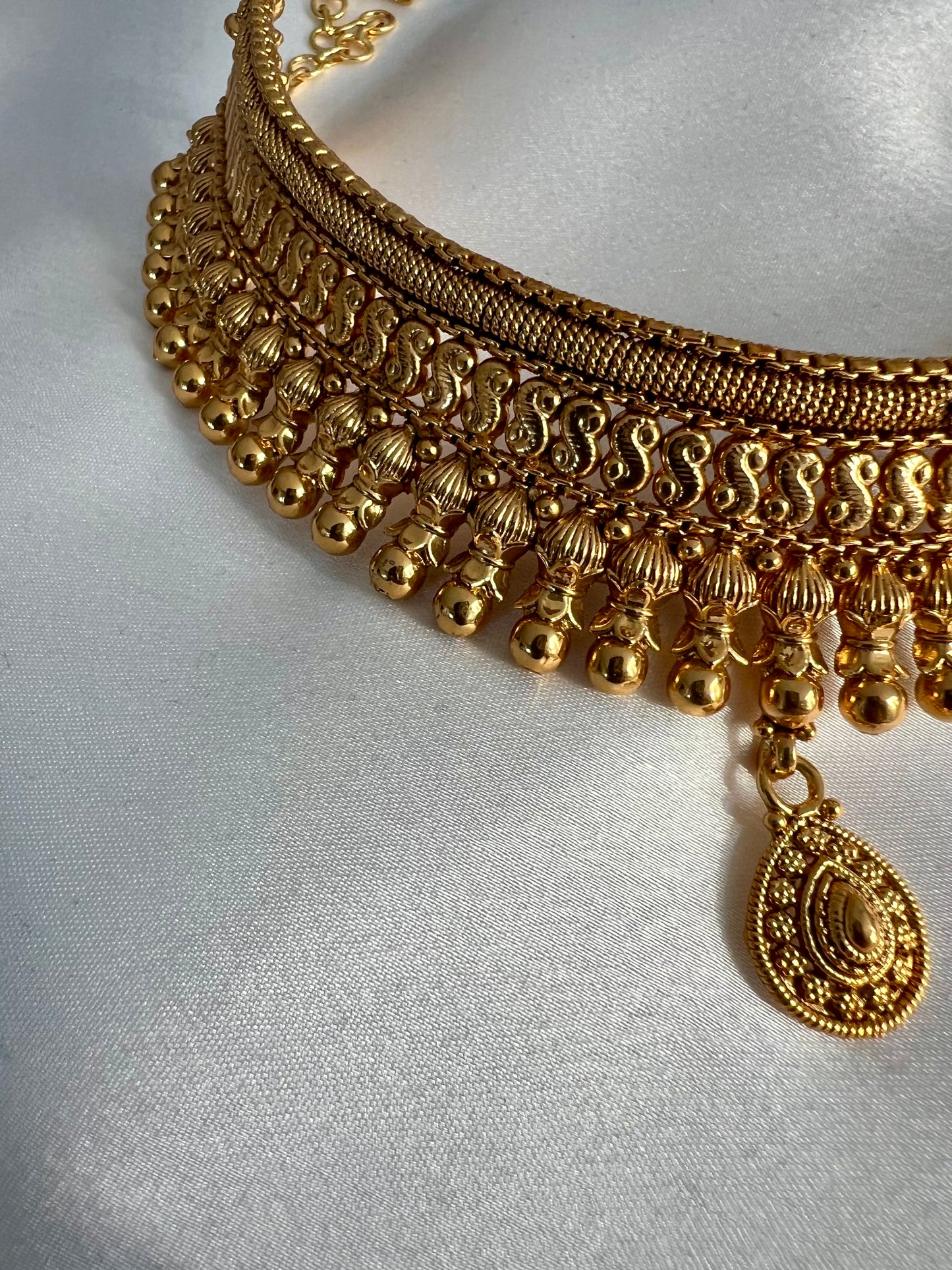 NILANI - Bridal golden choker necklace with teardrop at the centre   N3062