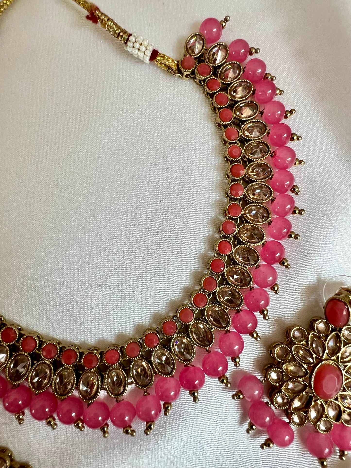 RAKSHITHA - Pink short mehndi plated necklace with matching earrings