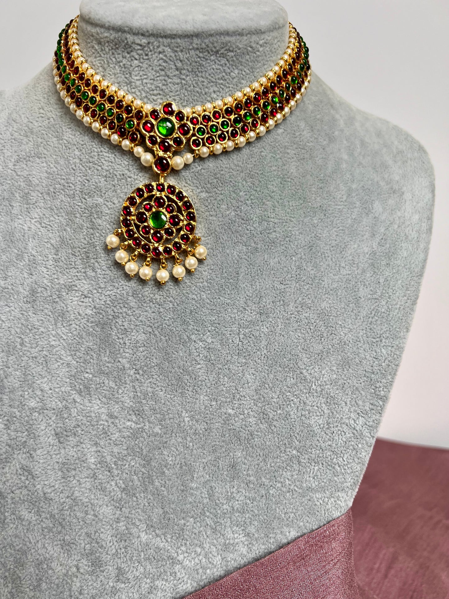 PRISHA - Kemp stoned rubygreen short necklace with white pearls N3102