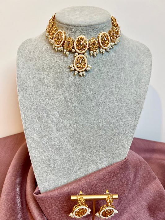 KISHENTHI - Short golden pearl necklace with matching earrings N3204