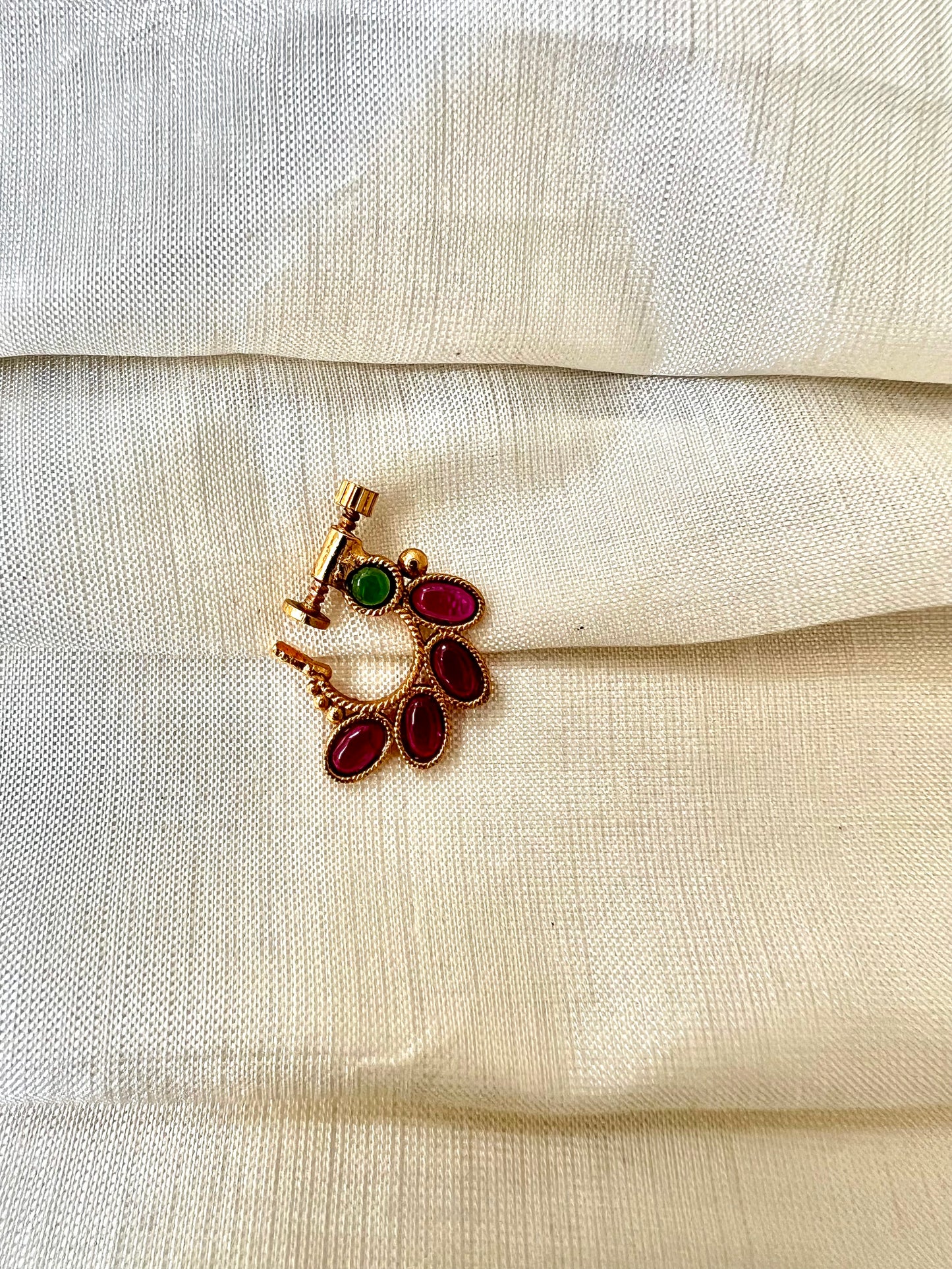 Antique gold plated rubygreen nosering NR3006