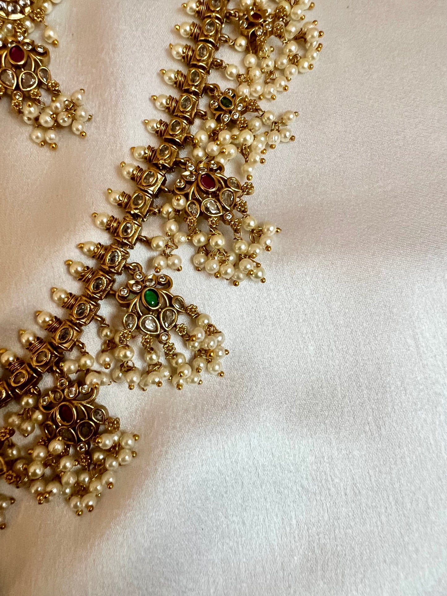 THILI - Bridal long pearl necklace with white and rubygreen stones and matching flat earrings N3191