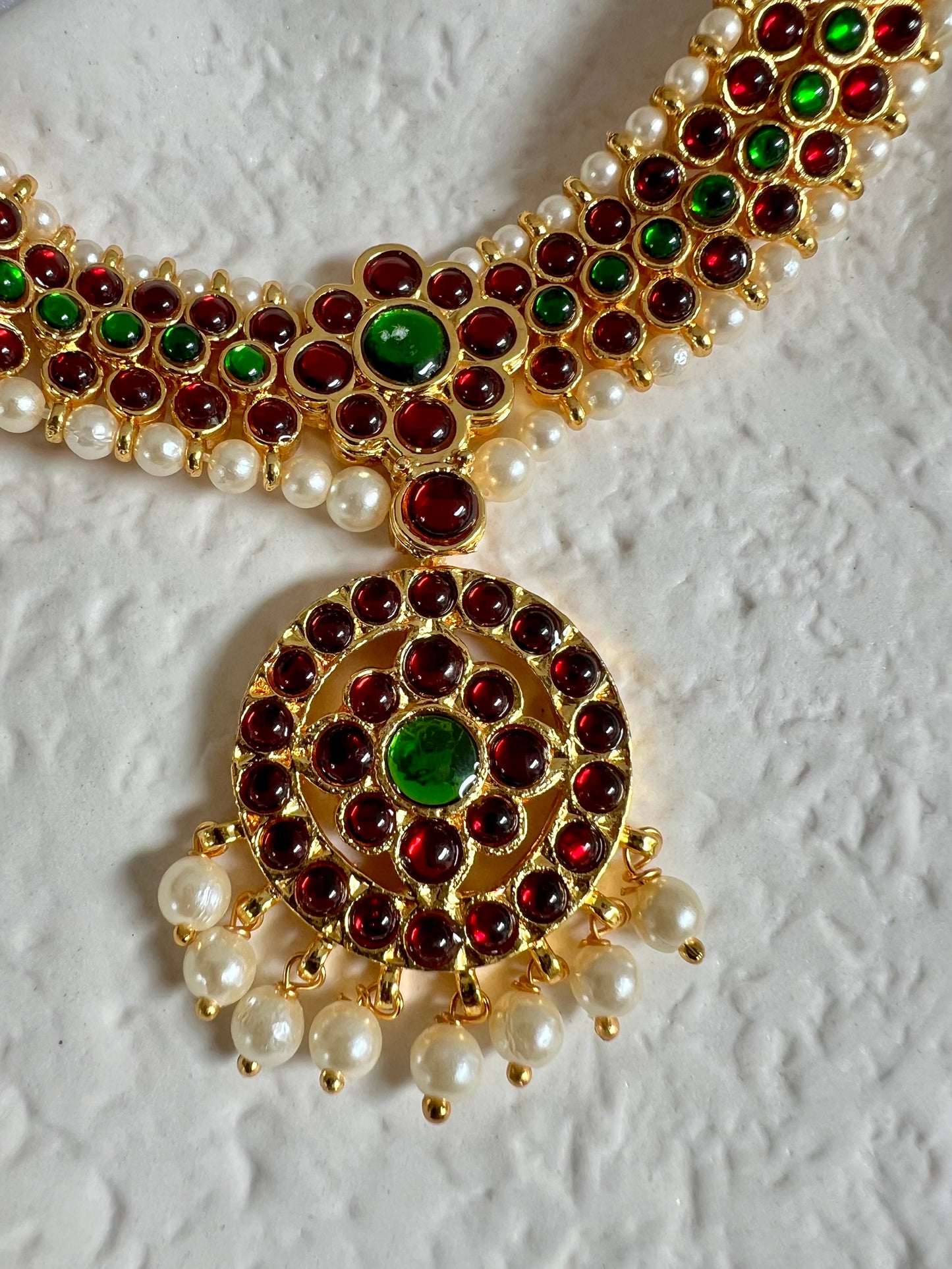 PRISHA - Kemp stoned rubygreen short necklace with white pearls N3102