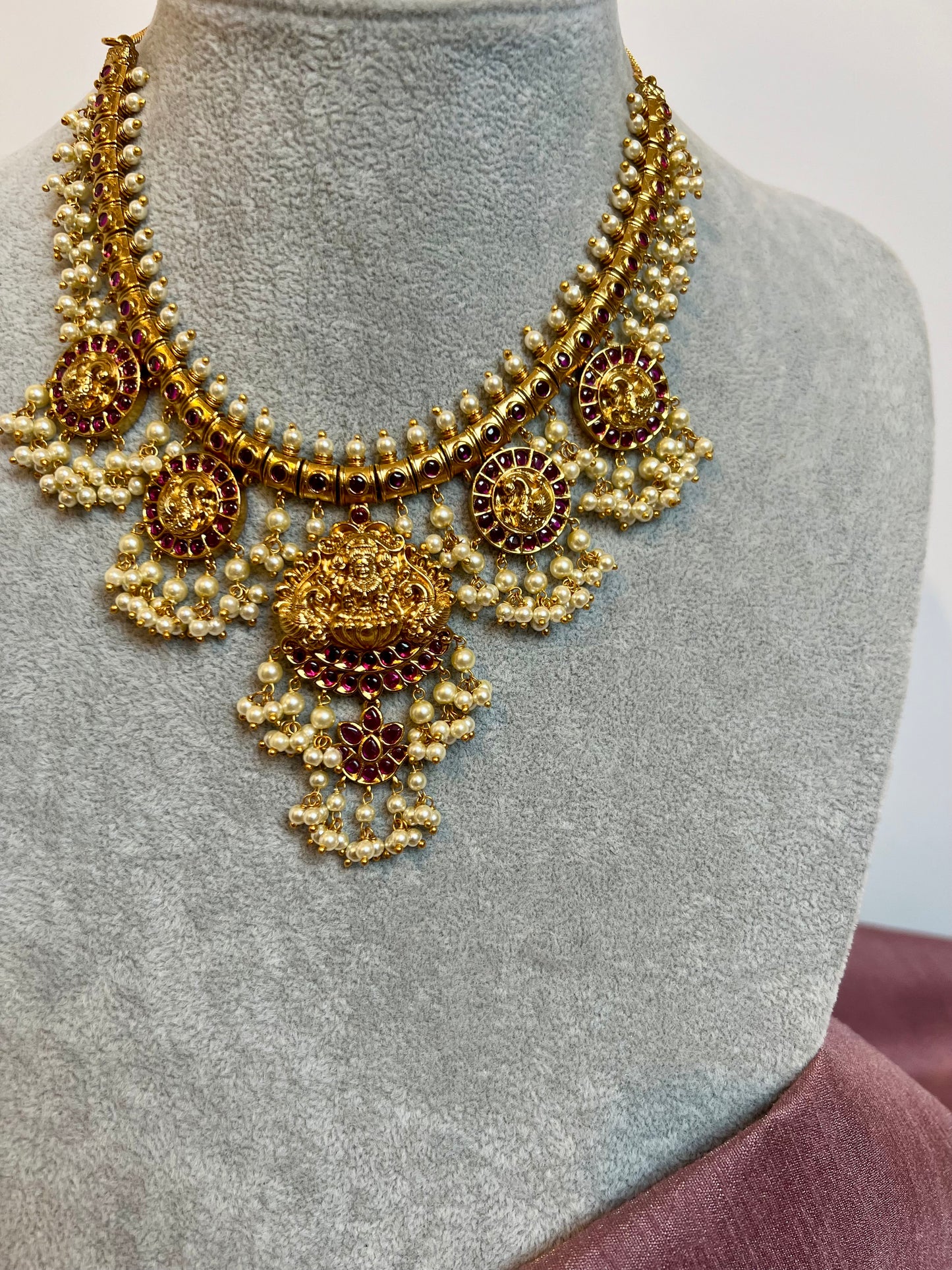 VINOTHINY - High neck temple pearl golden necklace in ruby with matching flat earrings N3193