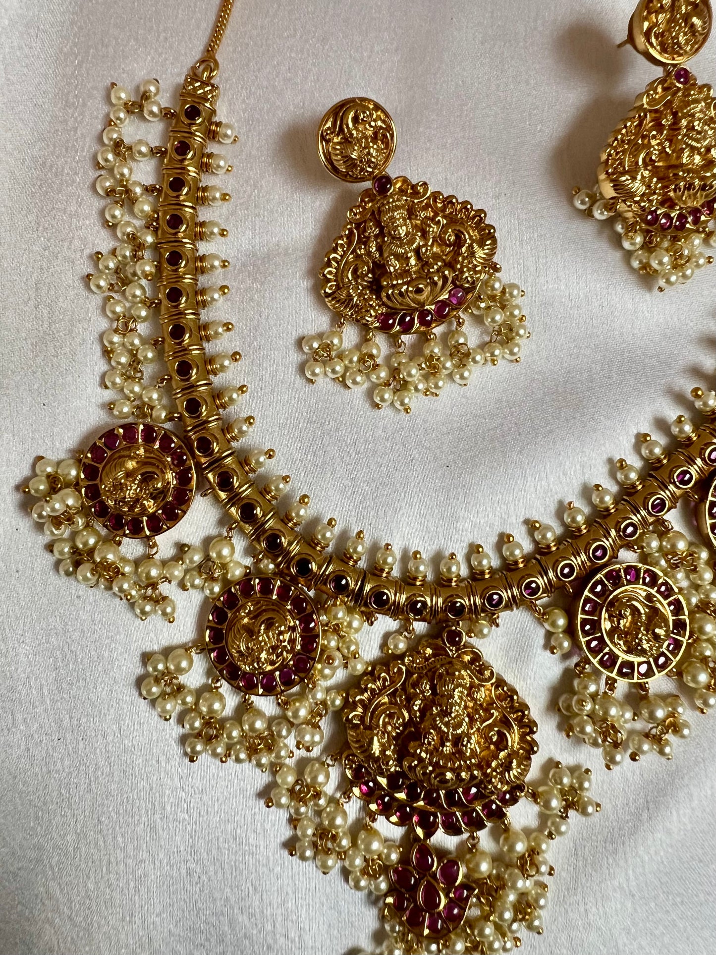 VINOTHINY - High neck temple pearl golden necklace in ruby with matching flat earrings N3193