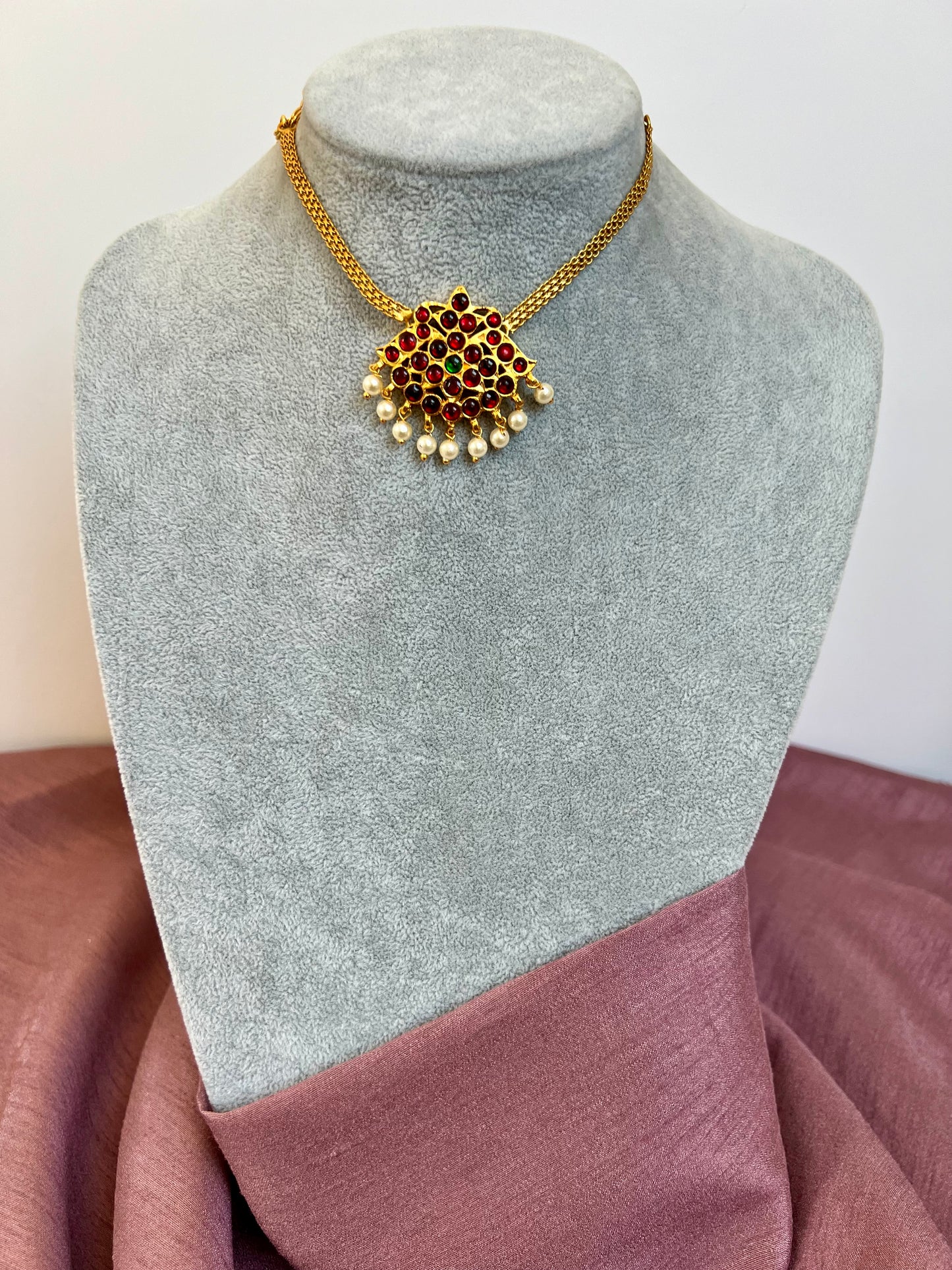 NITYA - Short kemp stone golden choker in rubygreen, green and blue with matching earrings N3122