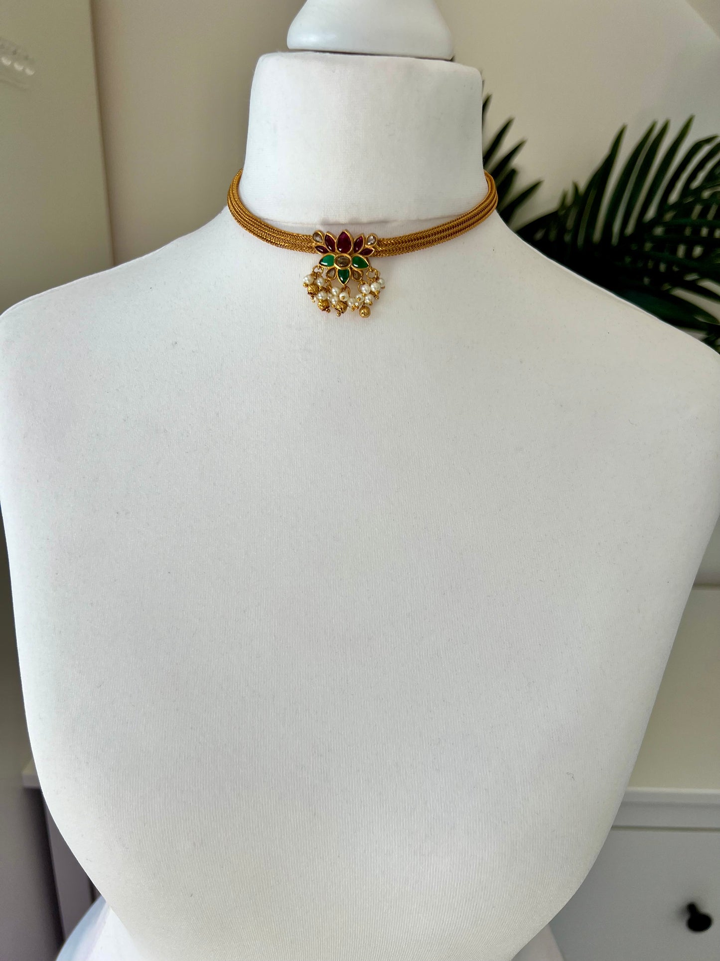 VARSHA - Classic small lotus pendant choker in rubygreen with pearls N3129