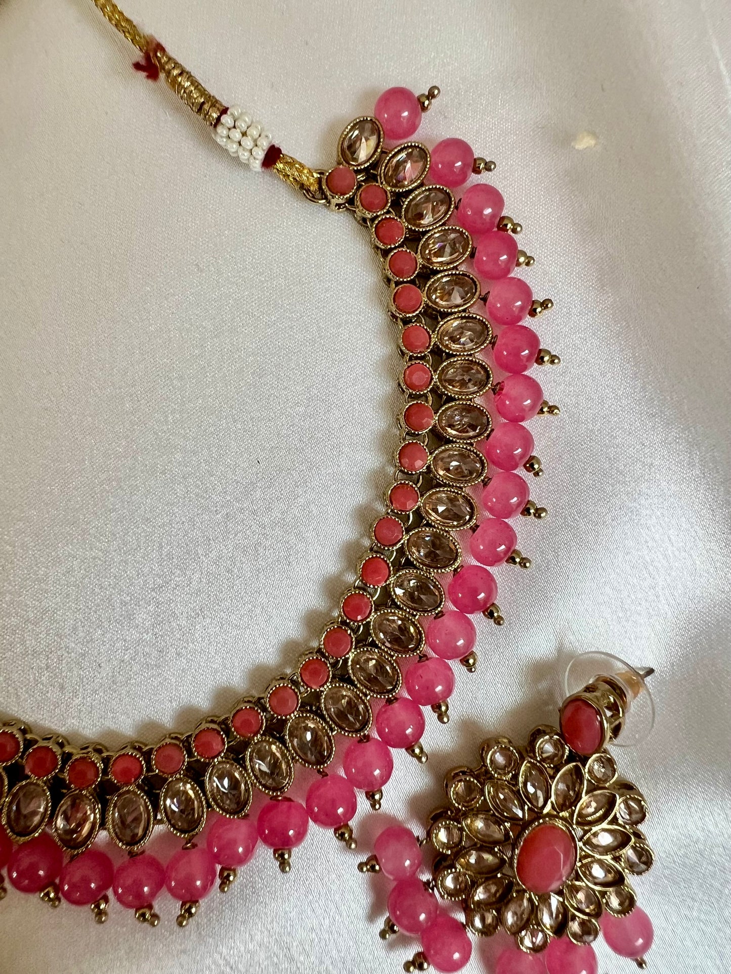 RAKSHITHA - Pink short mehndi plated necklace with matching earrings