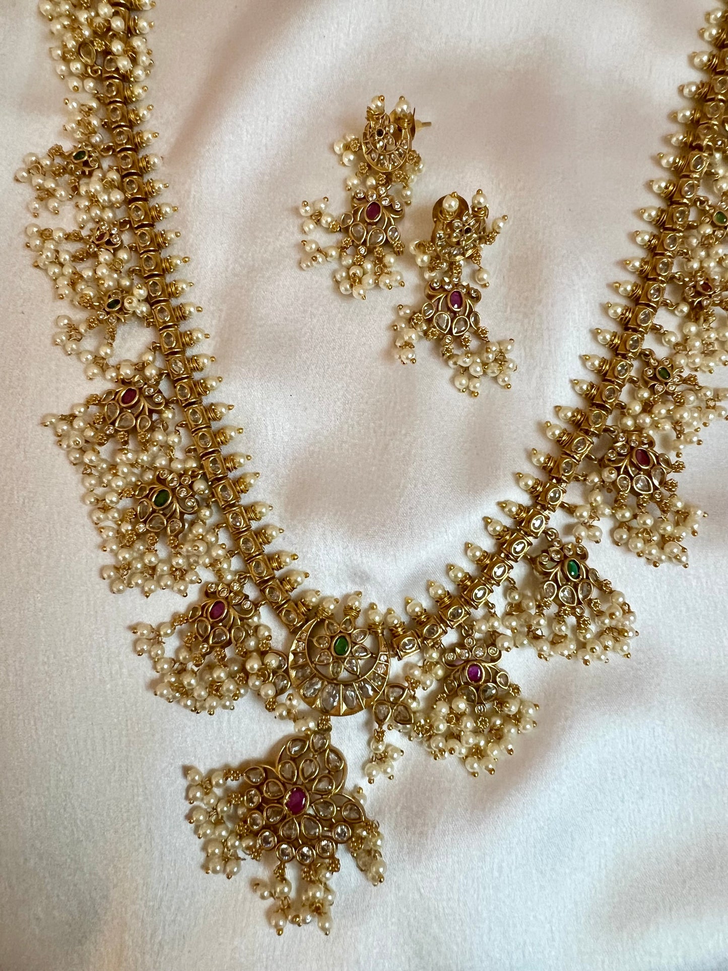 THILI - Bridal long pearl necklace with white and rubygreen stones and matching flat earrings N3191