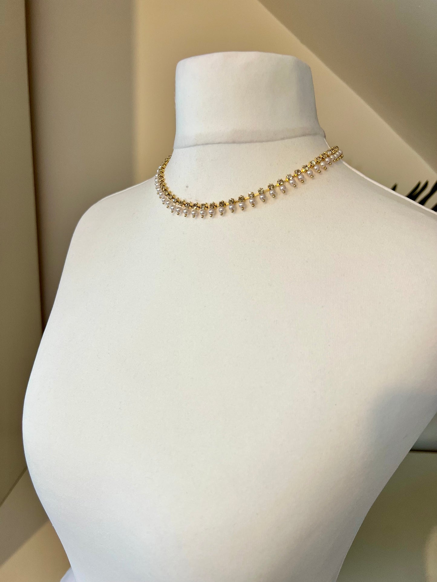 KANMANI - Simple short golden necklace with pearls N3210