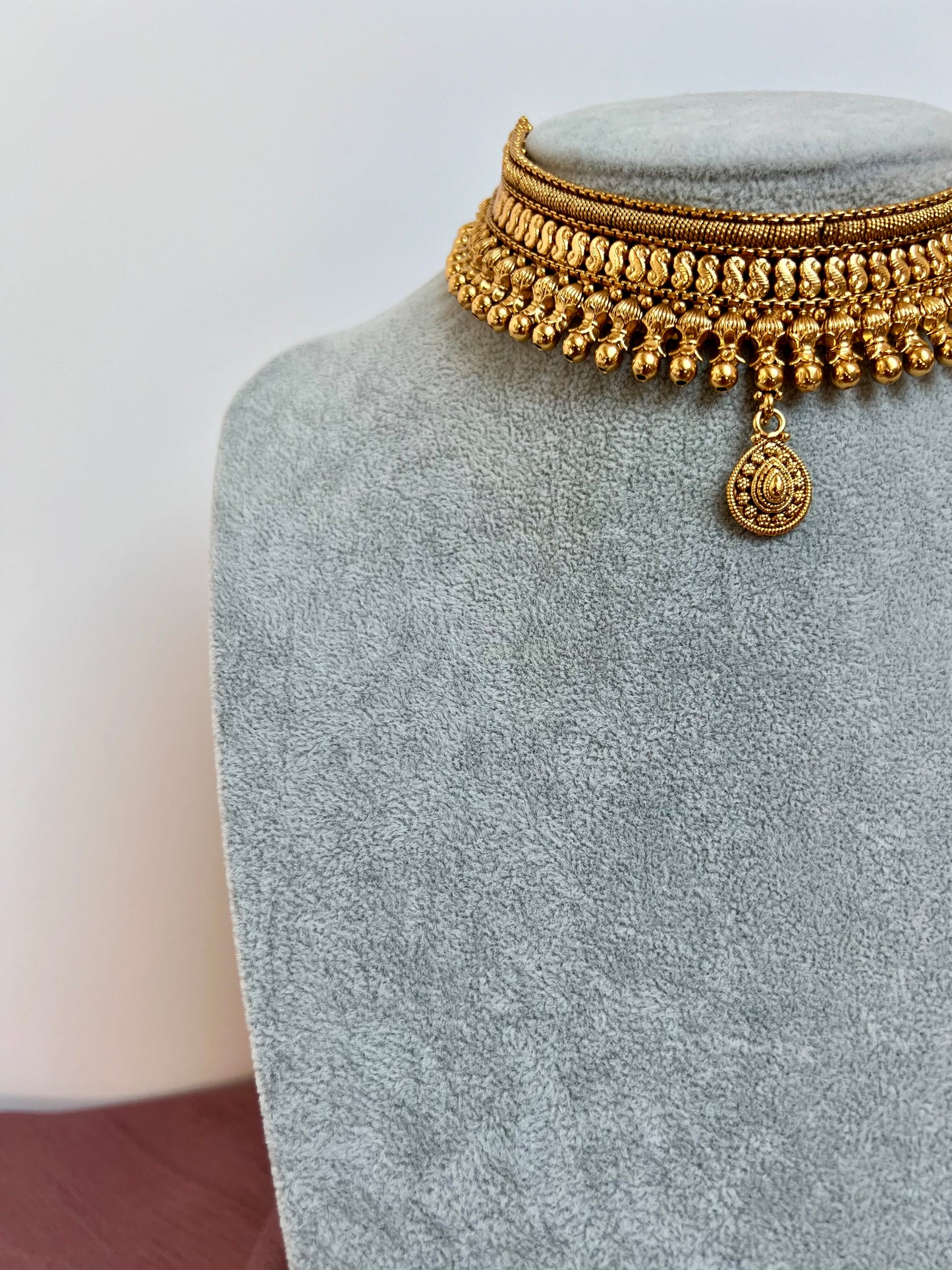 NILANI - Bridal golden choker necklace with teardrop at the centre   N3062