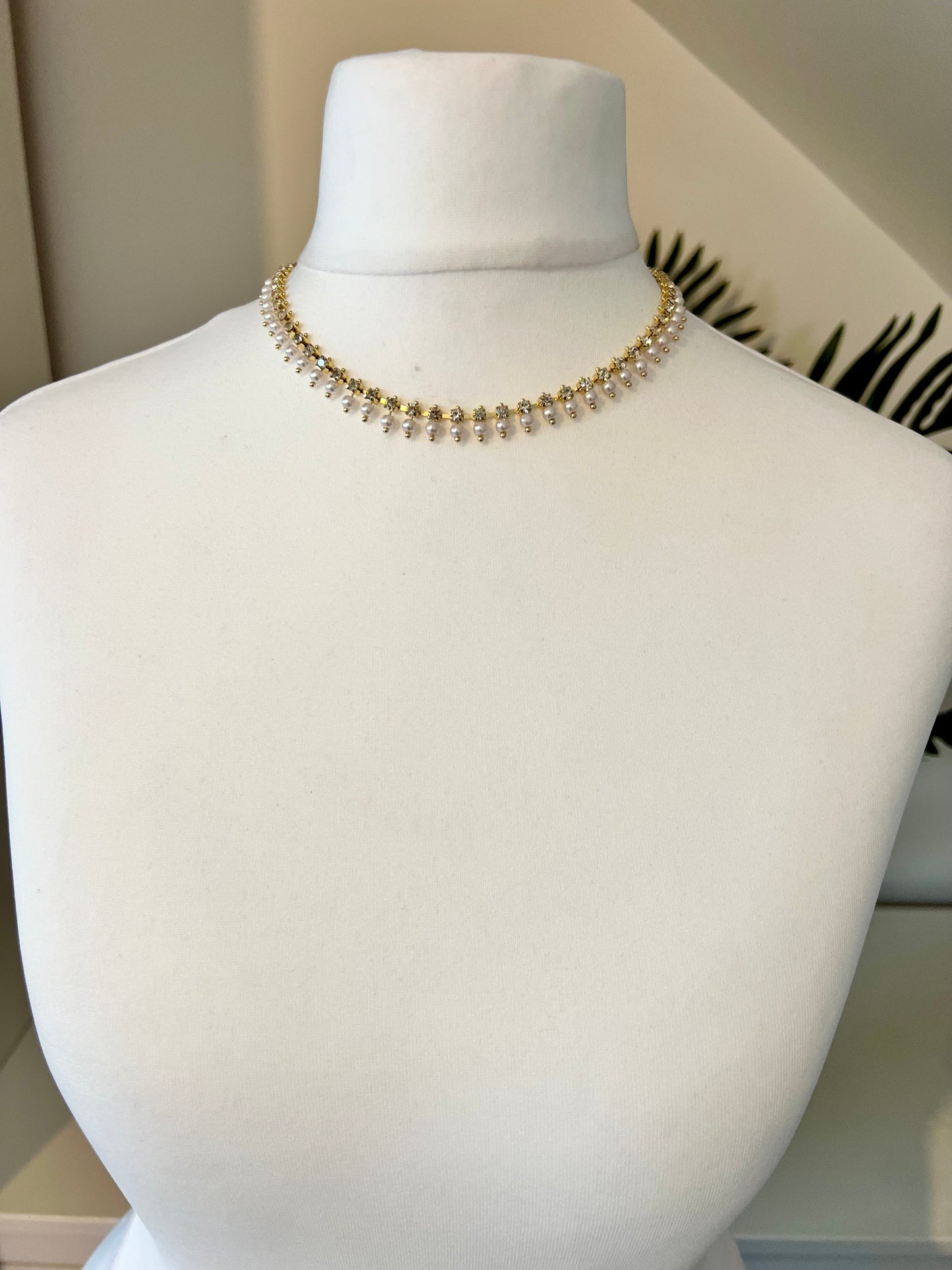 KANMANI - Simple short golden necklace with pearls N3210