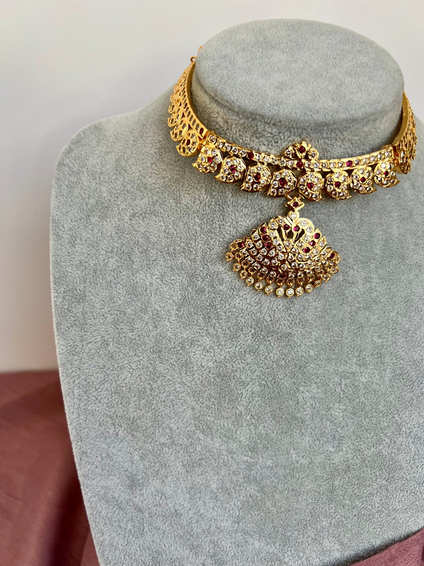 AMARA - Short impon ruby mango motif choker necklace N3139