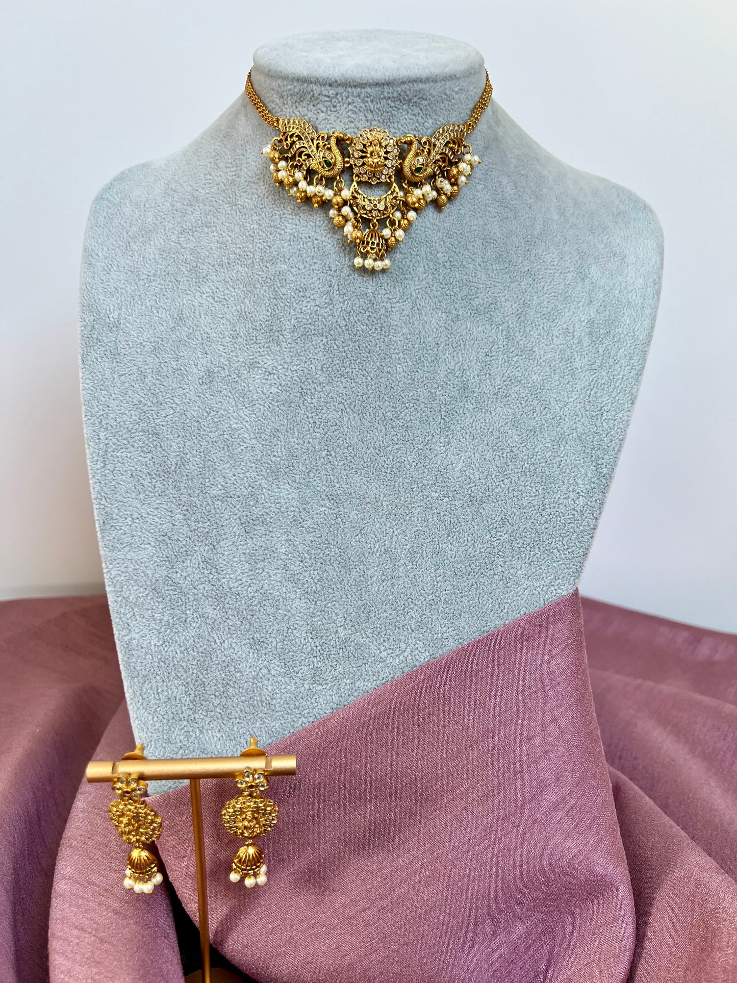 ARIA - Small traditional temple golden choker necklace with pearls and matching earrings N3114