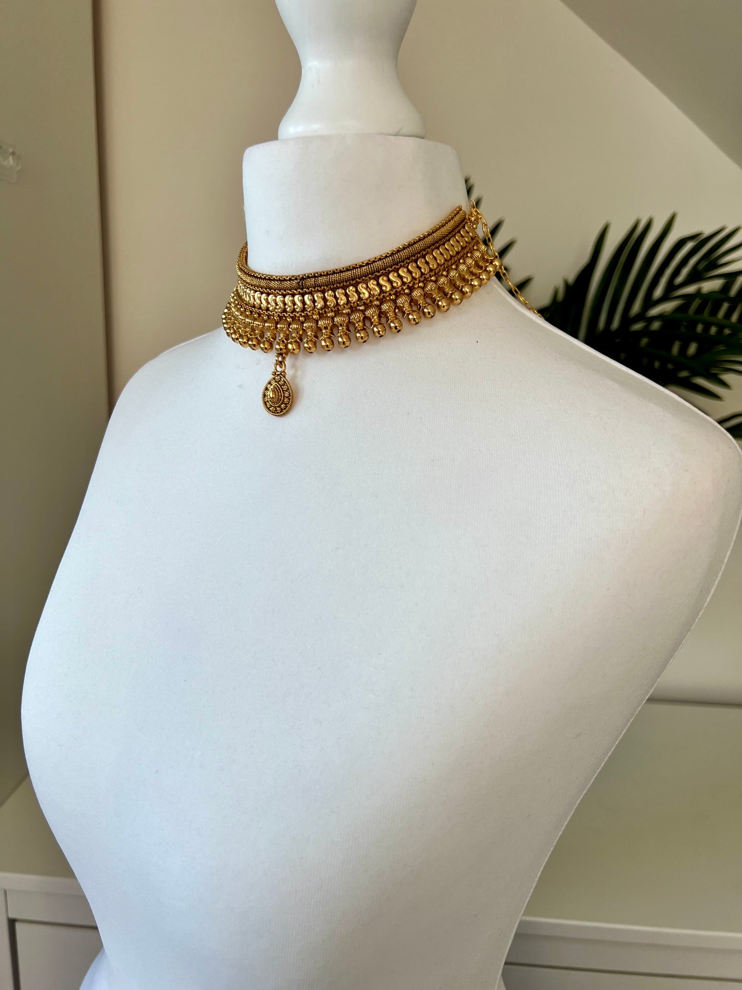 NILANI - Bridal golden choker necklace with teardrop at the centre   N3062