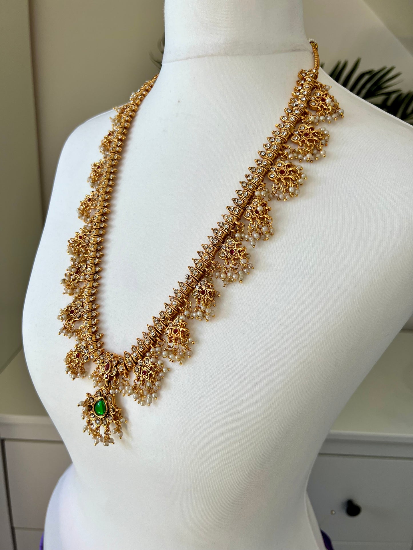 DILANI - Guttapasalu long chain in green with matching earrings N3083