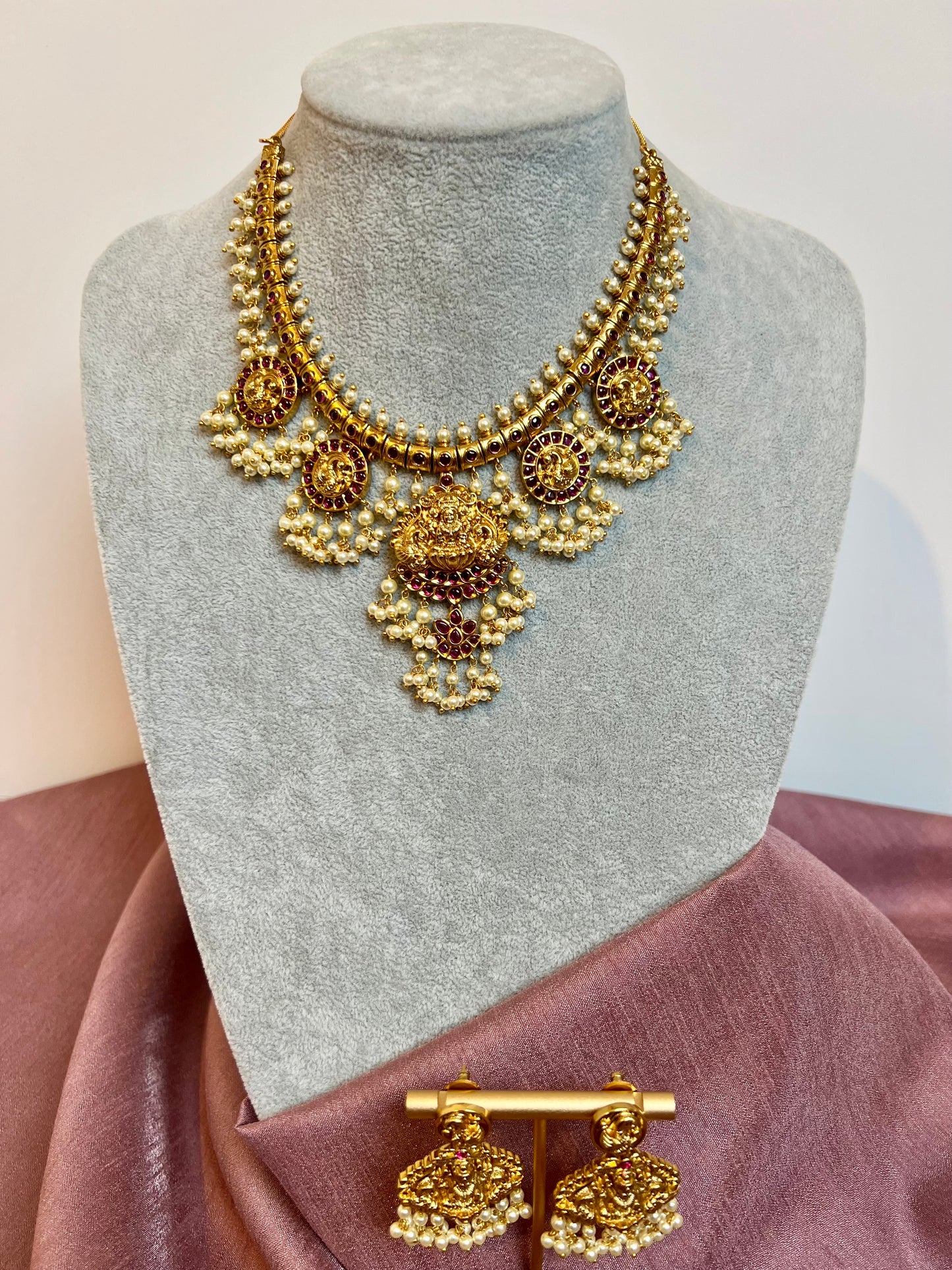 VINOTHINY - High neck temple pearl golden necklace in ruby with matching flat earrings N3193